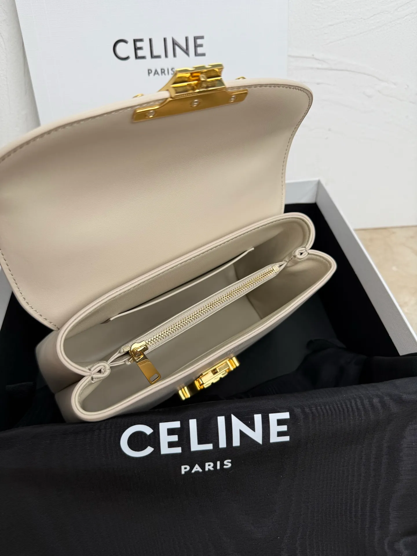 p1500 new product online 🅰️🅰️CE Arc de Triomphe kelly handbag 👜 The new Arc de Triomphe storage bag is full of high-end feeling! Simple and exquisite outline, whether it is calm black, low-key brown, classic presbyopia color scheme, etc... all exude an unparalleled sense of luxury ❤️ The lines of kelly's classic shape are simple and elegant, without unnecessary decoration, showing the aesthetic charm🫶🏻 Style number: 118113 Size: 20.5x13x8 (with original packaging)