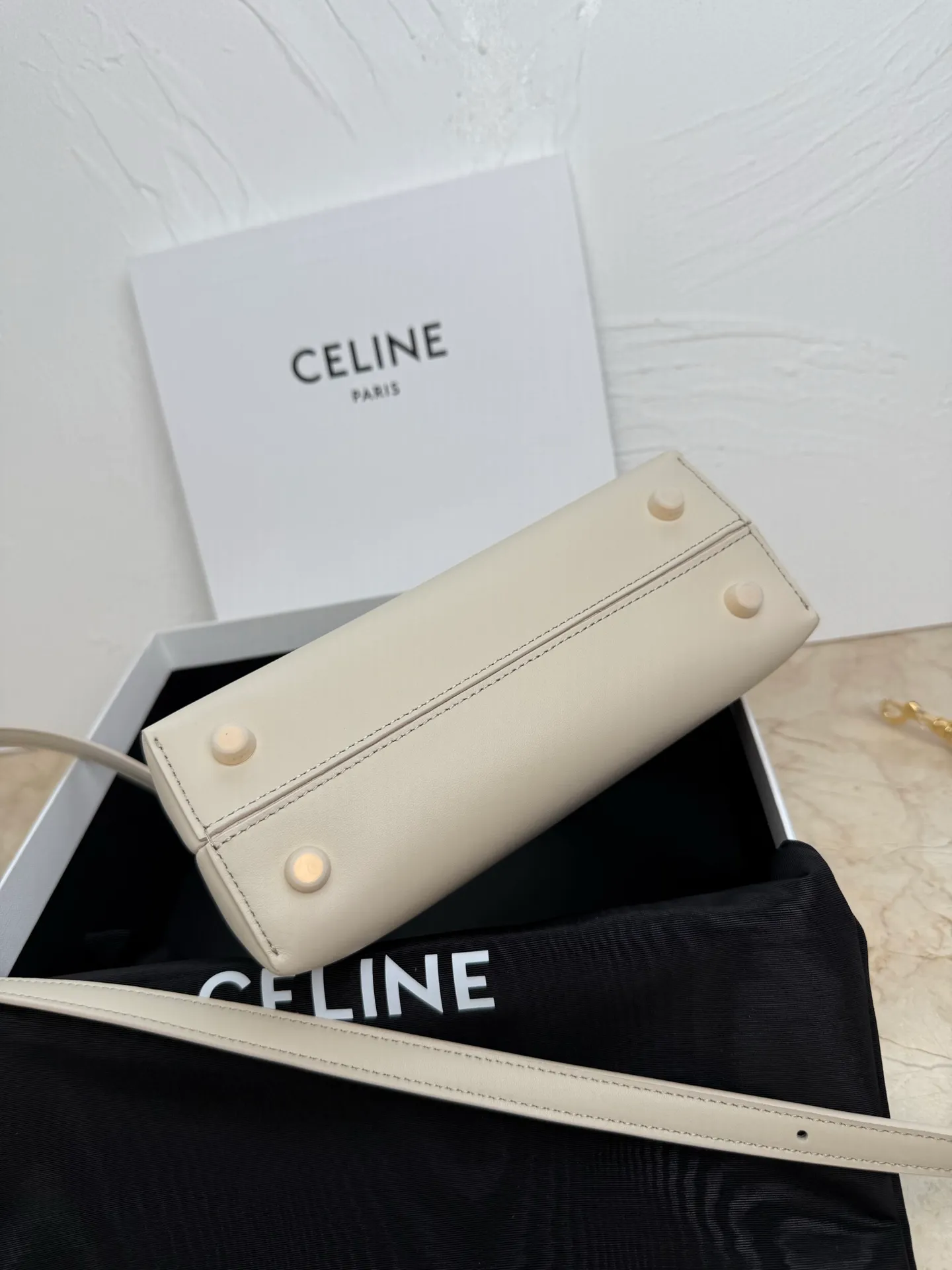 p1500 new product online 🅰️🅰️CE Arc de Triomphe kelly handbag 👜 The new Arc de Triomphe storage bag is full of high-end feeling! Simple and exquisite outline, whether it is calm black, low-key brown, classic presbyopia color scheme, etc... all exude an unparalleled sense of luxury ❤️ The lines of kelly's classic shape are simple and elegant, without unnecessary decoration, showing the aesthetic charm🫶🏻 Style number: 118113 Size: 20.5x13x8 (with original packaging)