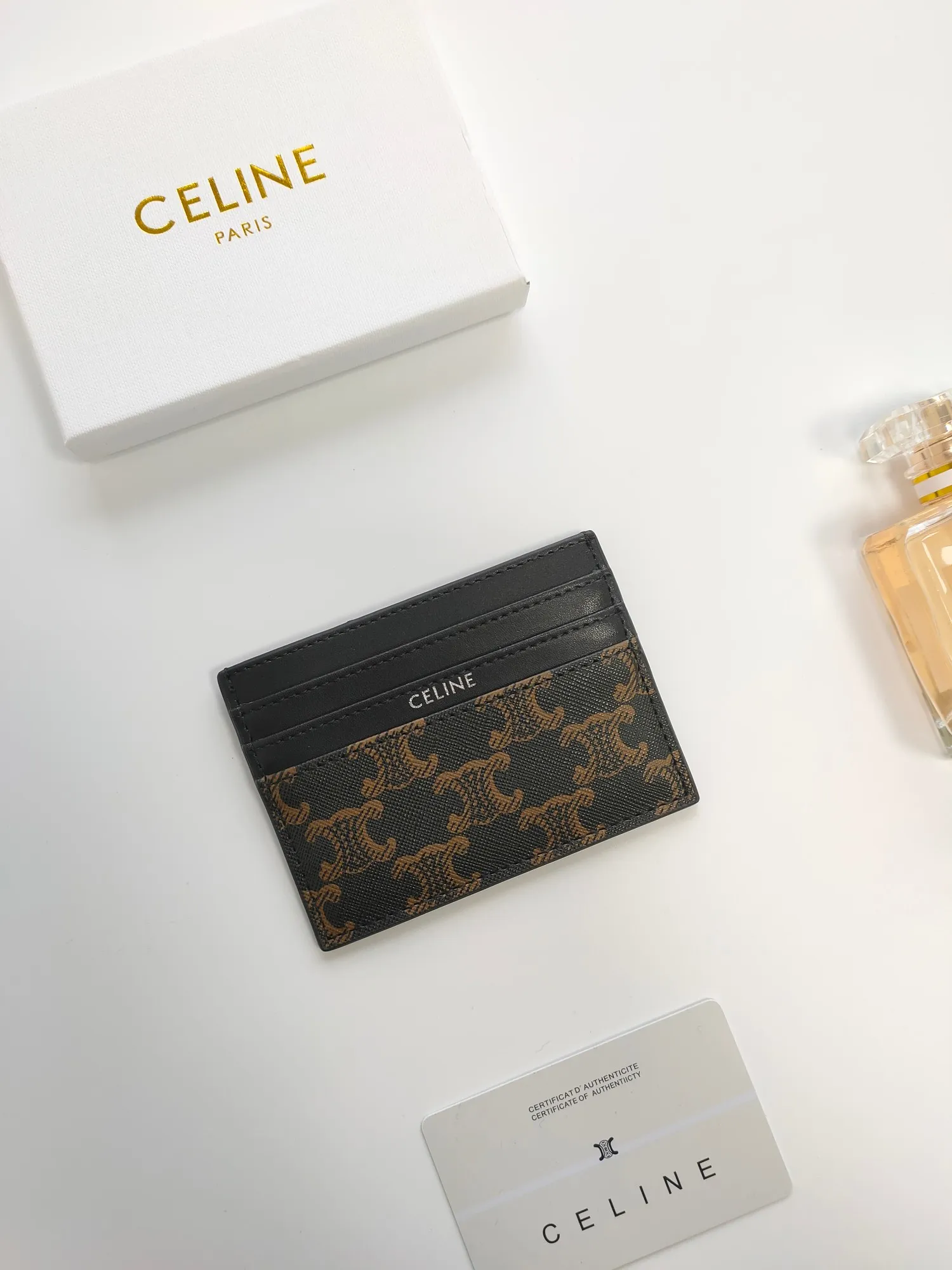 💰100💰CELINE's new embossed logo card holder, made of first-layer cowhide, two card slots + one middle pocket. Style number: 10L833 Size: 10.5×7cm