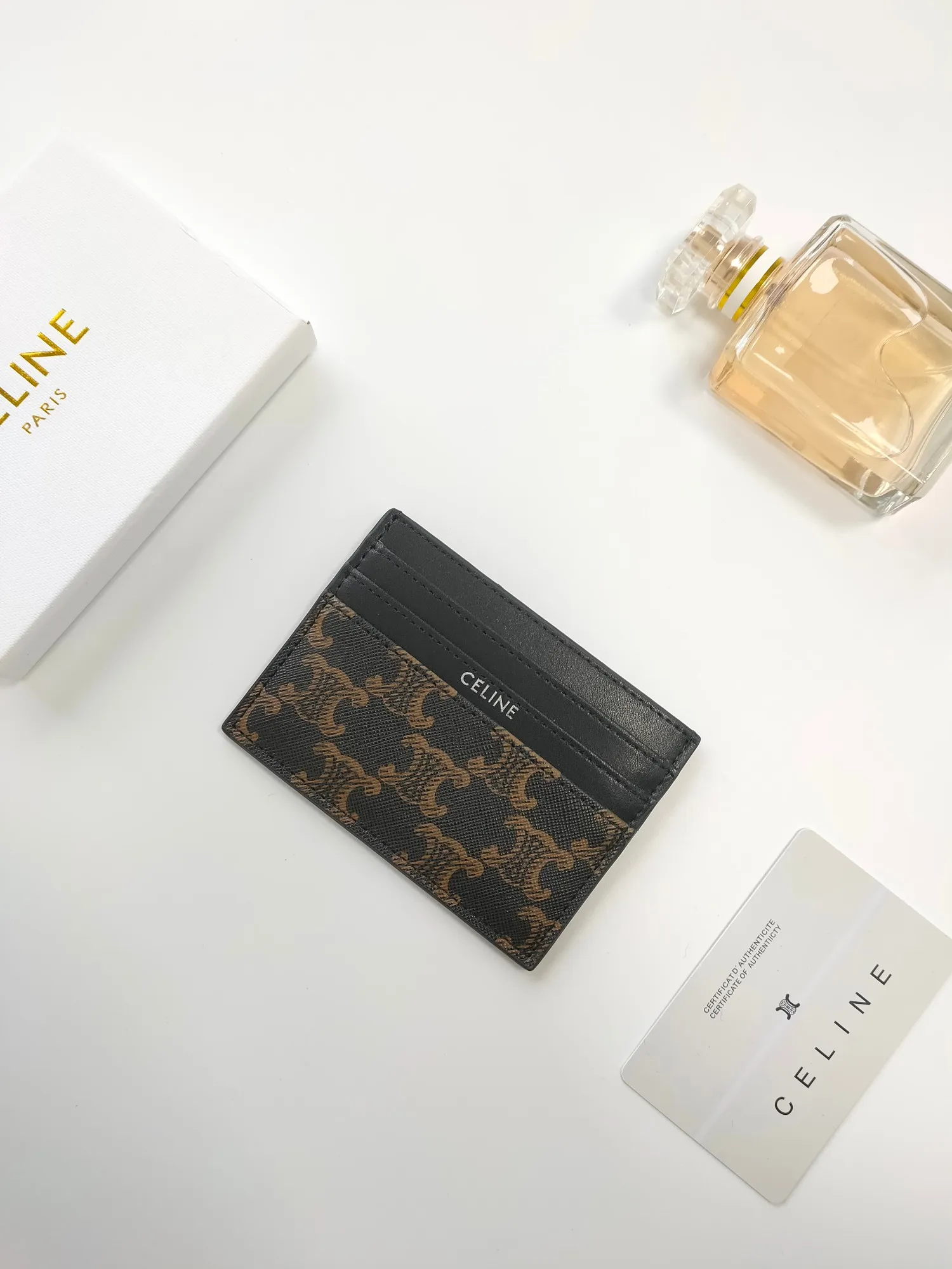 💰100💰CELINE's new embossed logo card holder, made of first-layer cowhide, two card slots + one middle pocket. Style number: 10L833 Size: 10.5×7cm