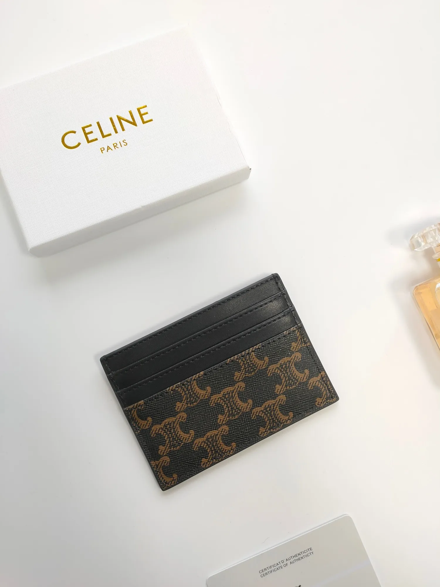 💰100💰CELINE's new embossed logo card holder, made of first-layer cowhide, two card slots + one middle pocket. Style number: 10L833 Size: 10.5×7cm