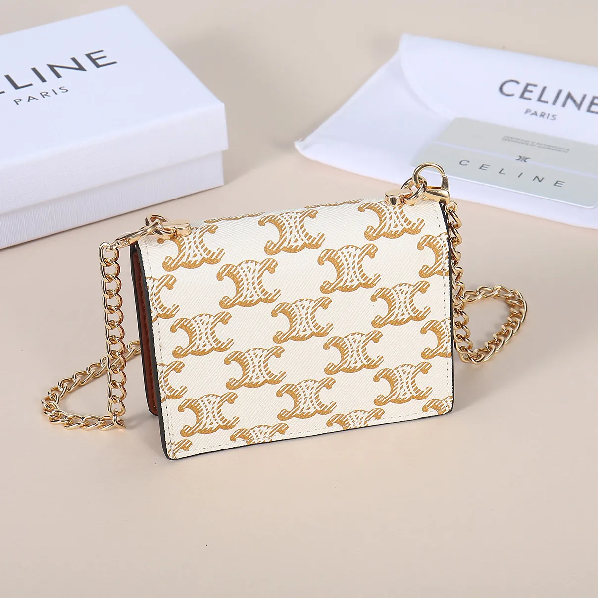 💰170, Celine's new chain TRIOMPHE business card bag, can be worn cross-body, classic pattern large surface with plain microfiber, gold finish TRIOMPHE metal snap closure, 1 thickened main compartment, 3 inner card slots. No.: 10N062 Size: 10.5x8.5x3 cm