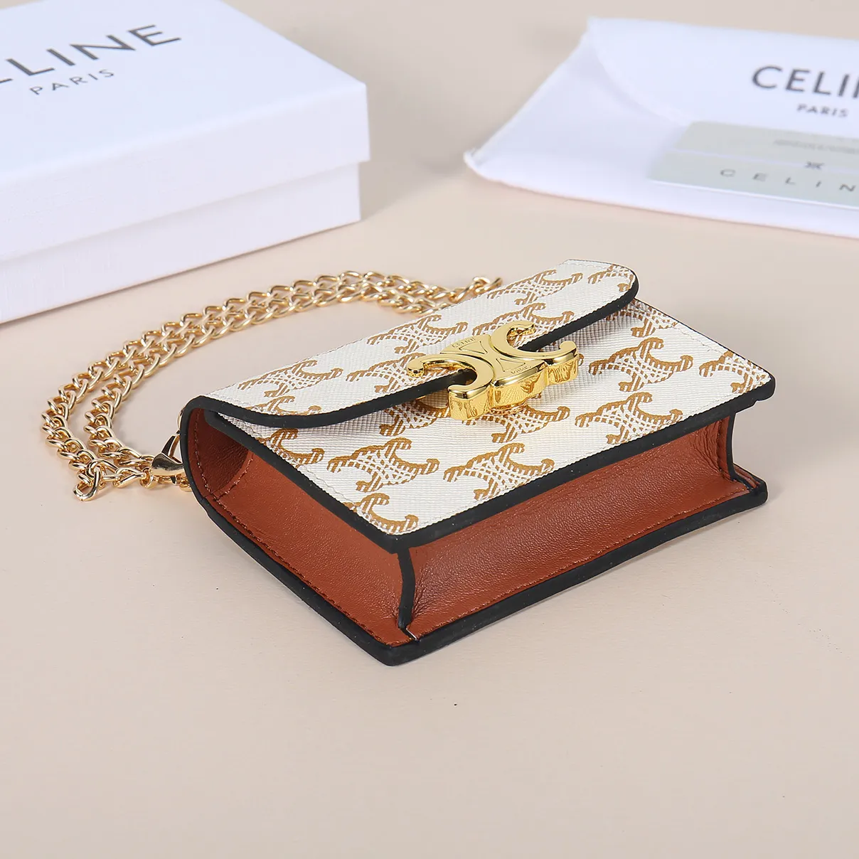 💰170, Celine's new chain TRIOMPHE business card bag, can be worn cross-body, classic pattern large surface with plain microfiber, gold finish TRIOMPHE metal snap closure, 1 thickened main compartment, 3 inner card slots. No.: 10N062 Size: 10.5x8.5x3 cm