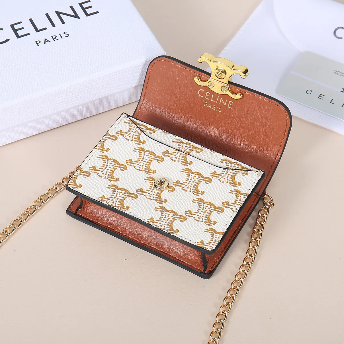 💰170, Celine's new chain TRIOMPHE business card bag, can be worn cross-body, classic pattern large surface with plain microfiber, gold finish TRIOMPHE metal snap closure, 1 thickened main compartment, 3 inner card slots. No.: 10N062 Size: 10.5x8.5x3 cm