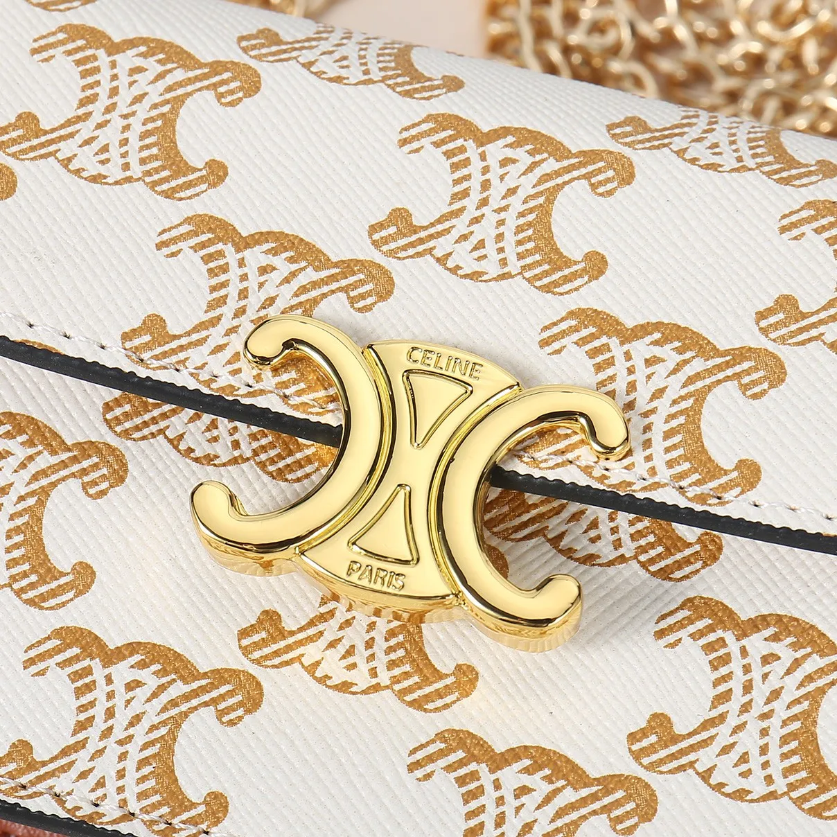 💰170, Celine's new chain TRIOMPHE business card bag, can be worn cross-body, classic pattern large surface with plain microfiber, gold finish TRIOMPHE metal snap closure, 1 thickened main compartment, 3 inner card slots. No.: 10N062 Size: 10.5x8.5x3 cm