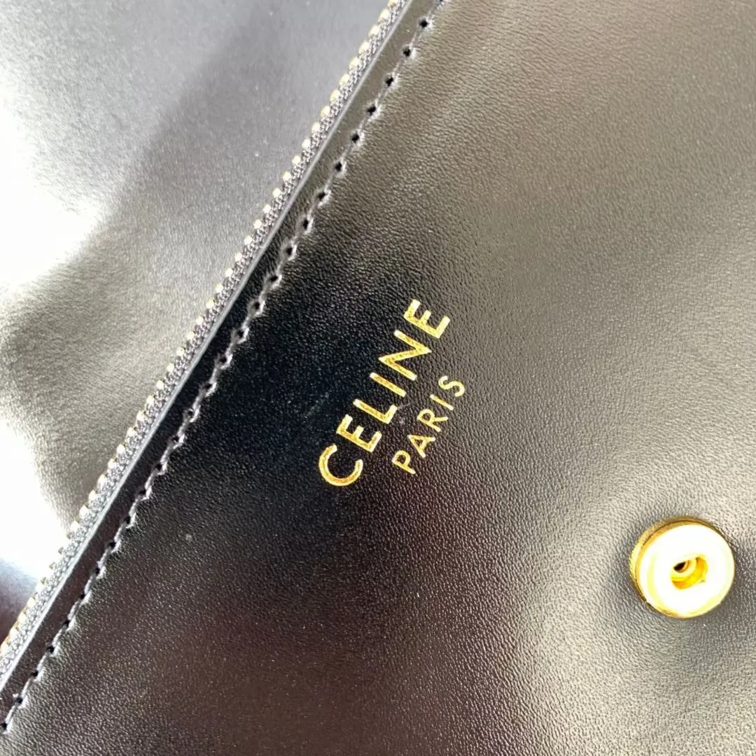 💰210 💎Upgraded original version💖 With top layer leather 𝗖𝗘𝗟𝗜𝗡𝗘 | 𝗧𝗥𝗜𝗢𝗠𝗣𝗛𝗘 Celine Arc de Triomphe Wallet💖 TRIOMPHE metallic snap button, 1 zipper pocket, 2 gusset partitions, 1 flat pocket, 12 card slots. Style number: C10E313 Size: 19X10