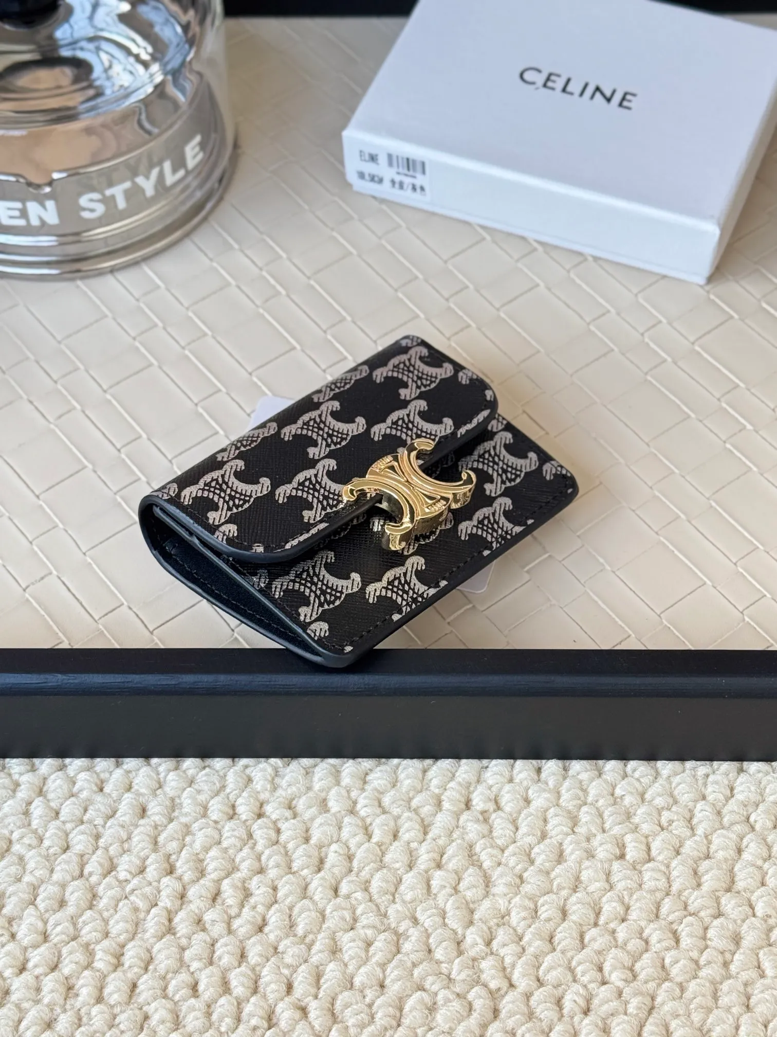 💰130 Celine's new card holder is online, ce's new classic card holder, with cow leather interior and triomphe snap closure, with 4 card slots inside and 1 outside card slot. It is easy to carry when going out, looks and wear-resistant, and is super light weight! Style number: 10L583 Size: 10.5x7x1cm