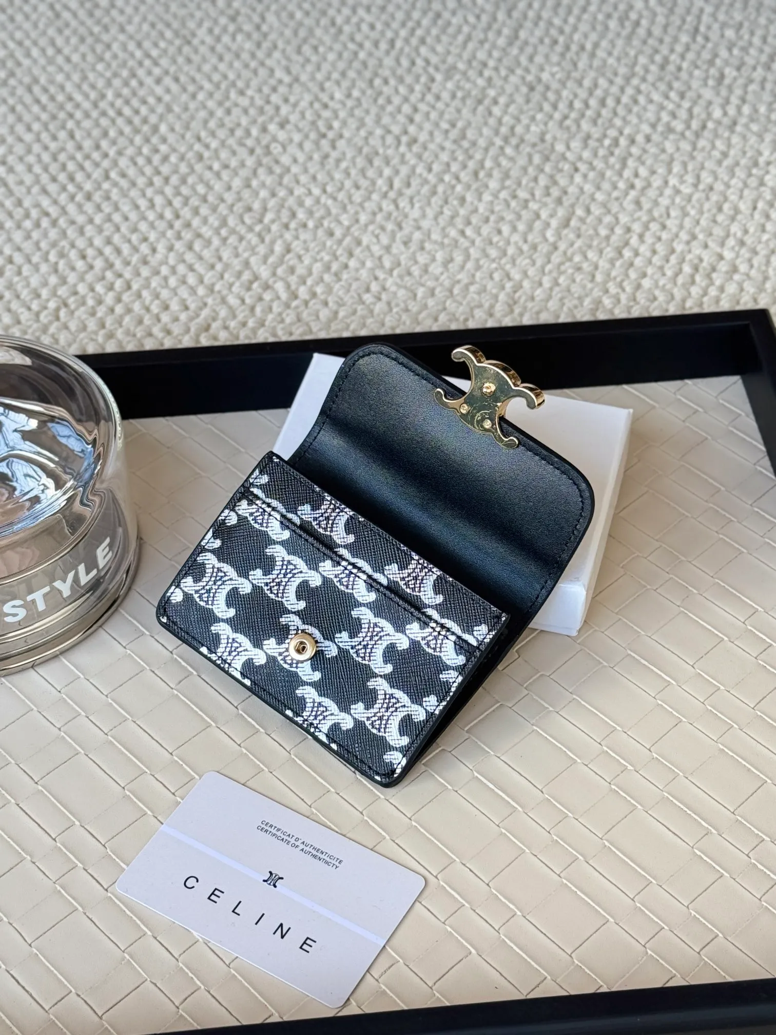 💰130 Celine's new card holder is online, ce's new classic card holder, with cow leather interior and triomphe snap closure, with 4 card slots inside and 1 outside card slot. It is easy to carry when going out, looks and wear-resistant, and is super light weight! Style number: 10L583 Size: 10.5x7x1cm