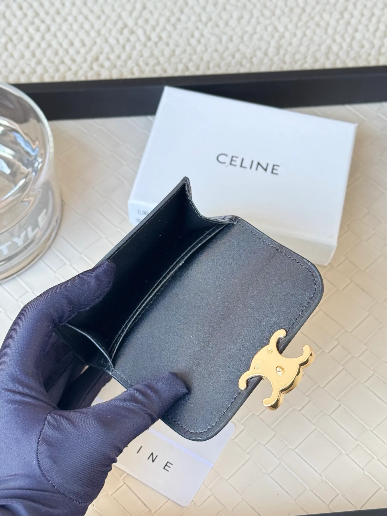 💰130 Celine's new card holder is online, ce's new classic card holder, with cow leather interior and triomphe snap closure, with 4 card slots inside and 1 outside card slot. It is easy to carry when going out, looks and wear-resistant, and is super light weight! Style number: 10L583 Size: 10.5x7x1cm