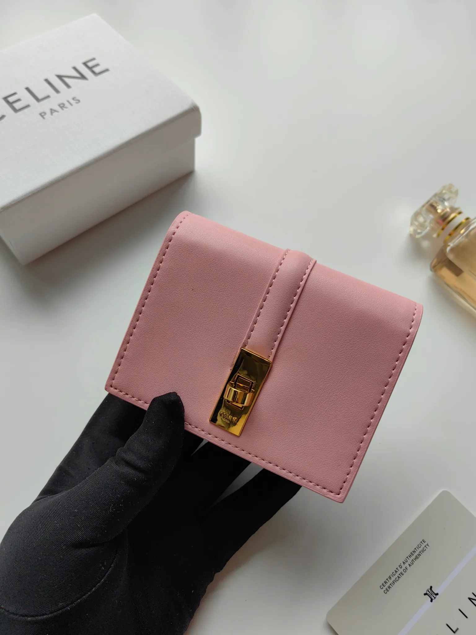 💰130, Celine's new card holder, TRIOMPHE flip card holder, classic pattern with plain microfiber inside, rotating lock closure, 1 thickened main compartment, 2 inner card slots. No.: 10M473 Size: 10.5x8.5x3 cm