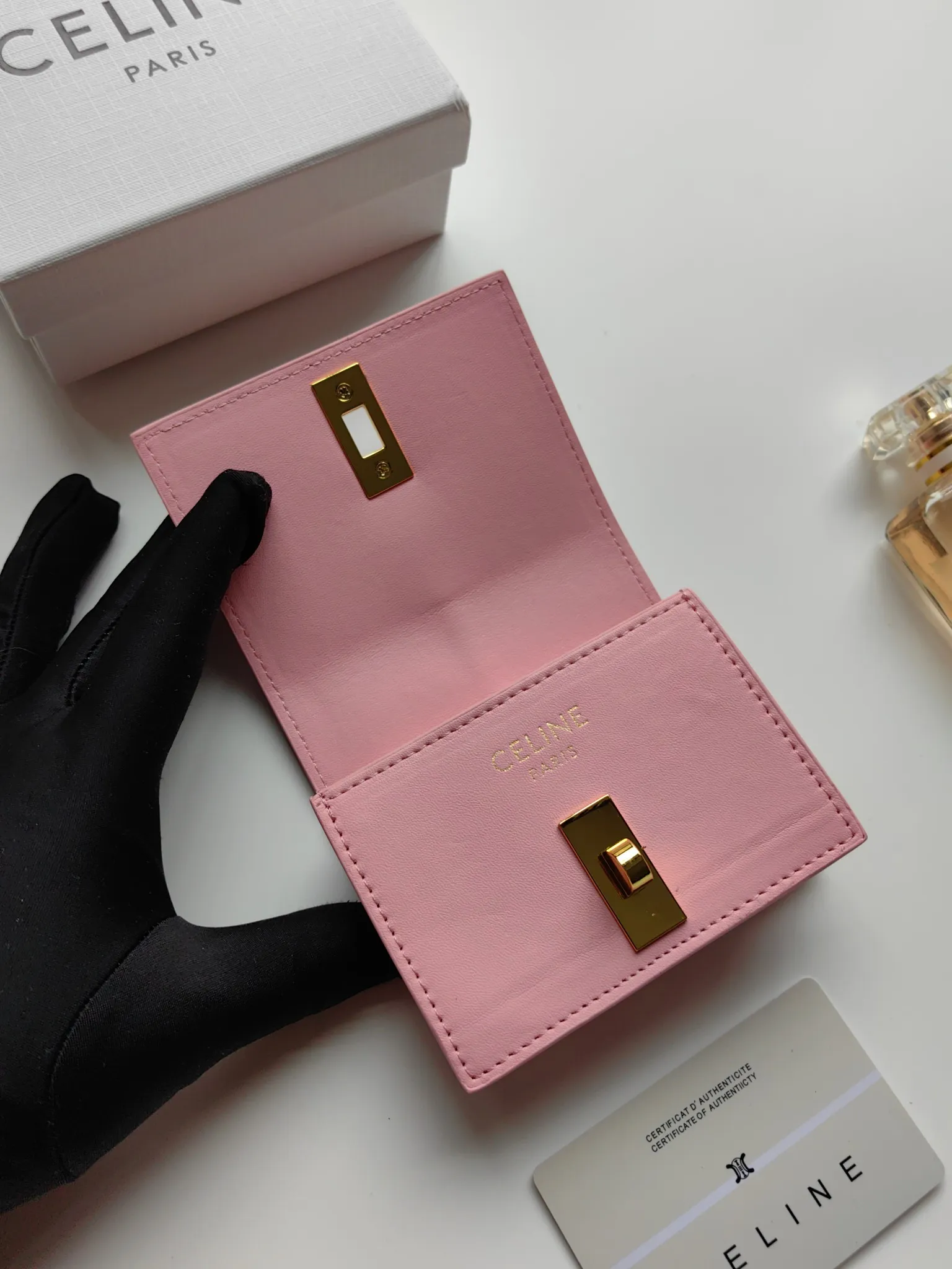 💰130, Celine's new card holder, TRIOMPHE flip card holder, classic pattern with plain microfiber inside, rotating lock closure, 1 thickened main compartment, 2 inner card slots. No.: 10M473 Size: 10.5x8.5x3 cm
