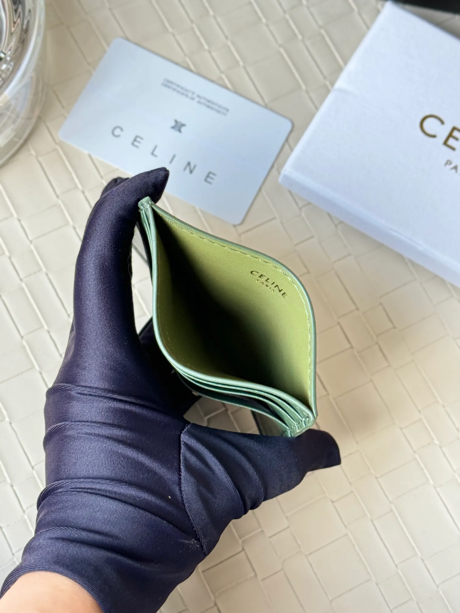 💰100 super mini card holder CELINE's new embossed logo card holder, made of first-layer cowhide, two card slots + one middle pocket Style number: 10L833 Size: 10.5×7cm