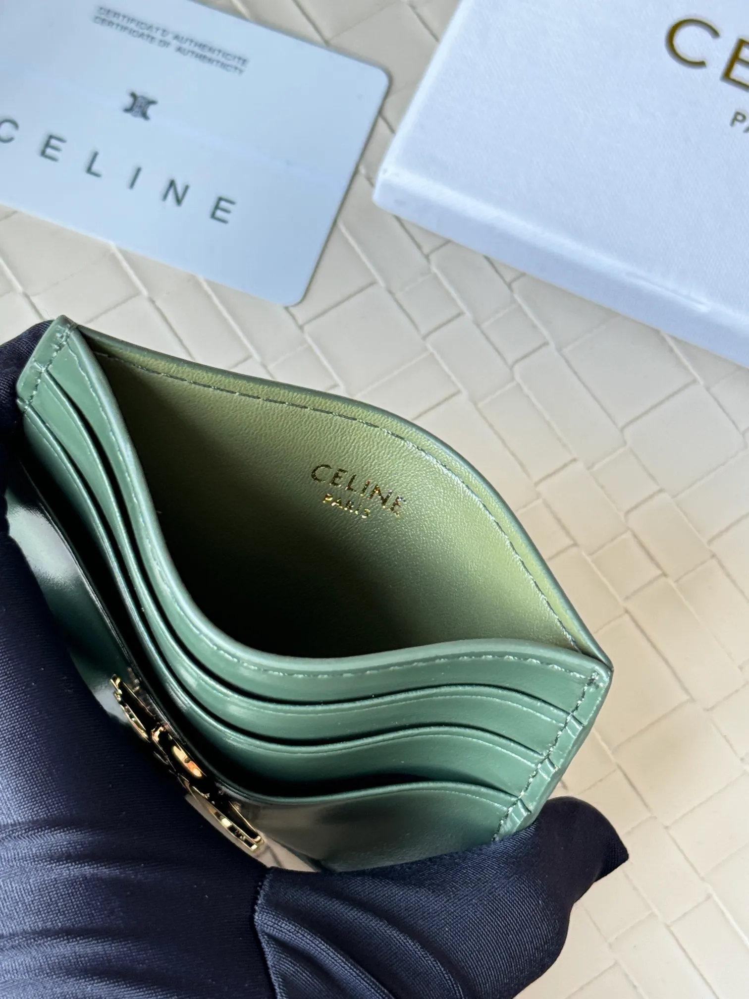 💰100 super mini card holder CELINE's new embossed logo card holder, made of first-layer cowhide, two card slots + one middle pocket Style number: 10L833 Size: 10.5×7cm