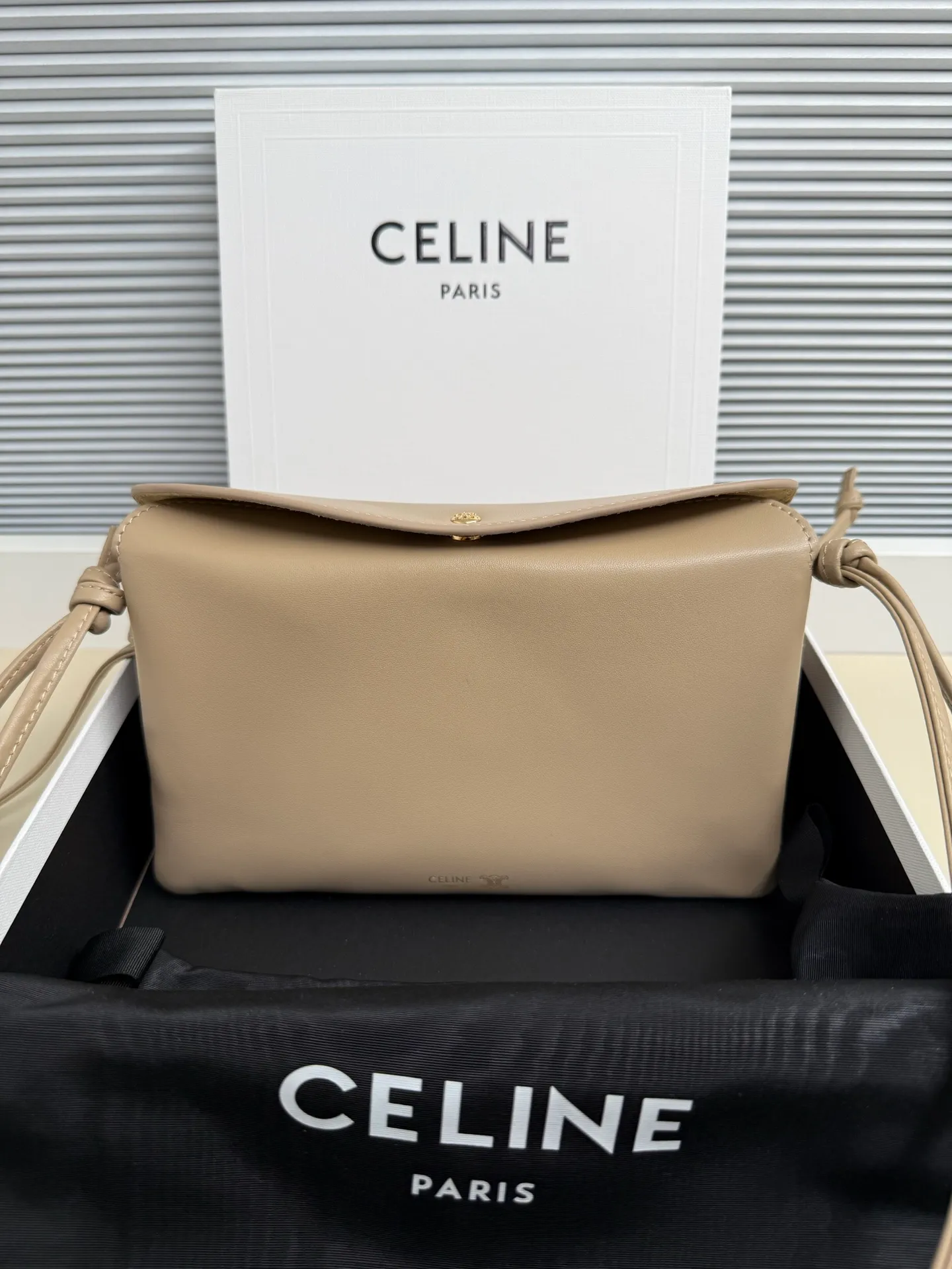 750. The new model retains the classic three-layer design while fully upgrading the details ~ 100% adaptability 💯 💡Three changes: . The front and back bags are changed to metal buckle design, which makes it more casual and sexy. The shoulder straps are knotted and the length can be adjusted as desired. The logo is moved to the bottom of the bag, which is refined and unobtrusive. Size: 22cm. 10p1724