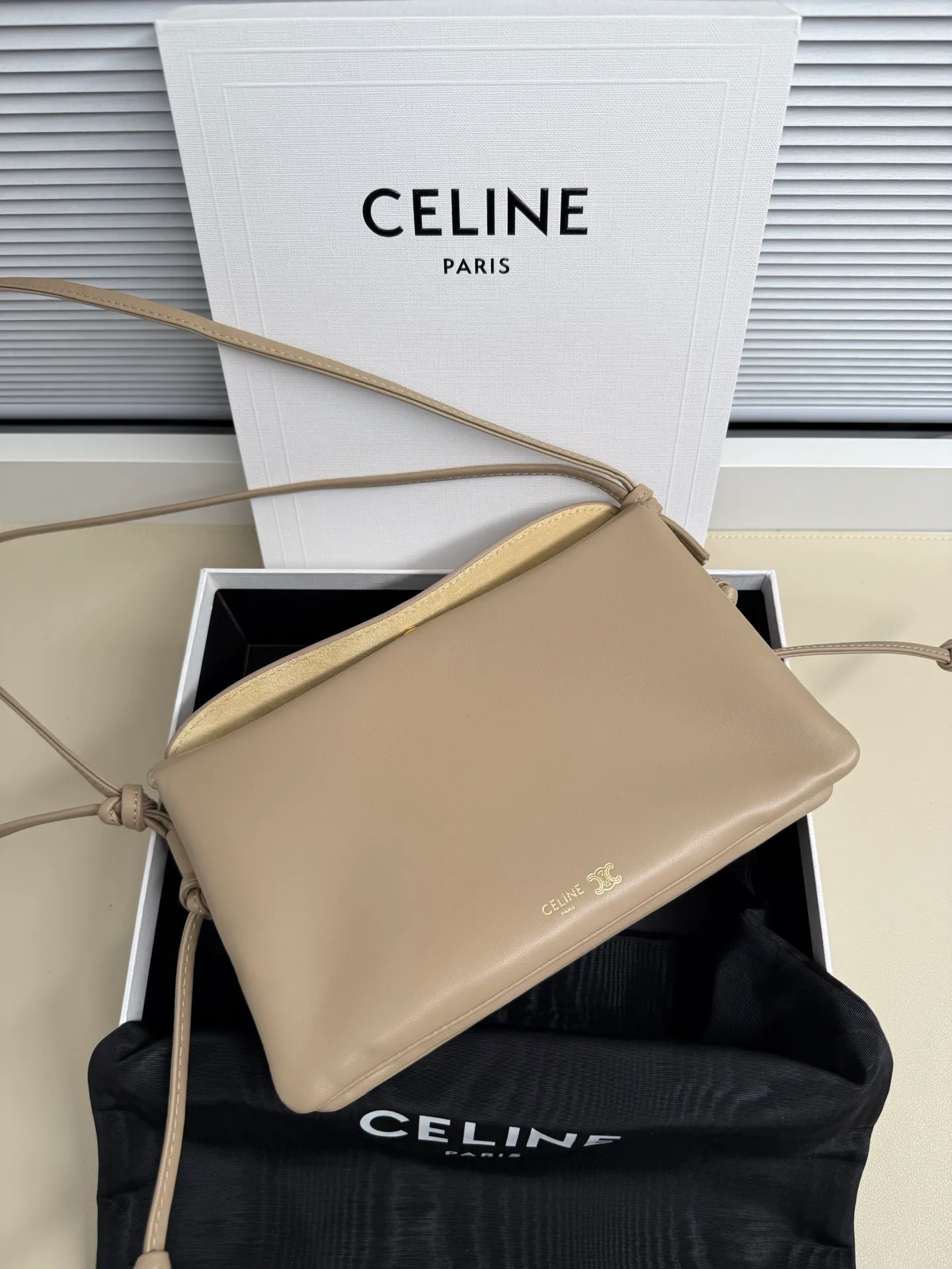 750. The new model retains the classic three-layer design while fully upgrading the details ~ 100% adaptability 💯 💡Three changes: . The front and back bags are changed to metal buckle design, which makes it more casual and sexy. The shoulder straps are knotted and the length can be adjusted as desired. The logo is moved to the bottom of the bag, which is refined and unobtrusive. Size: 22cm. 10p1724