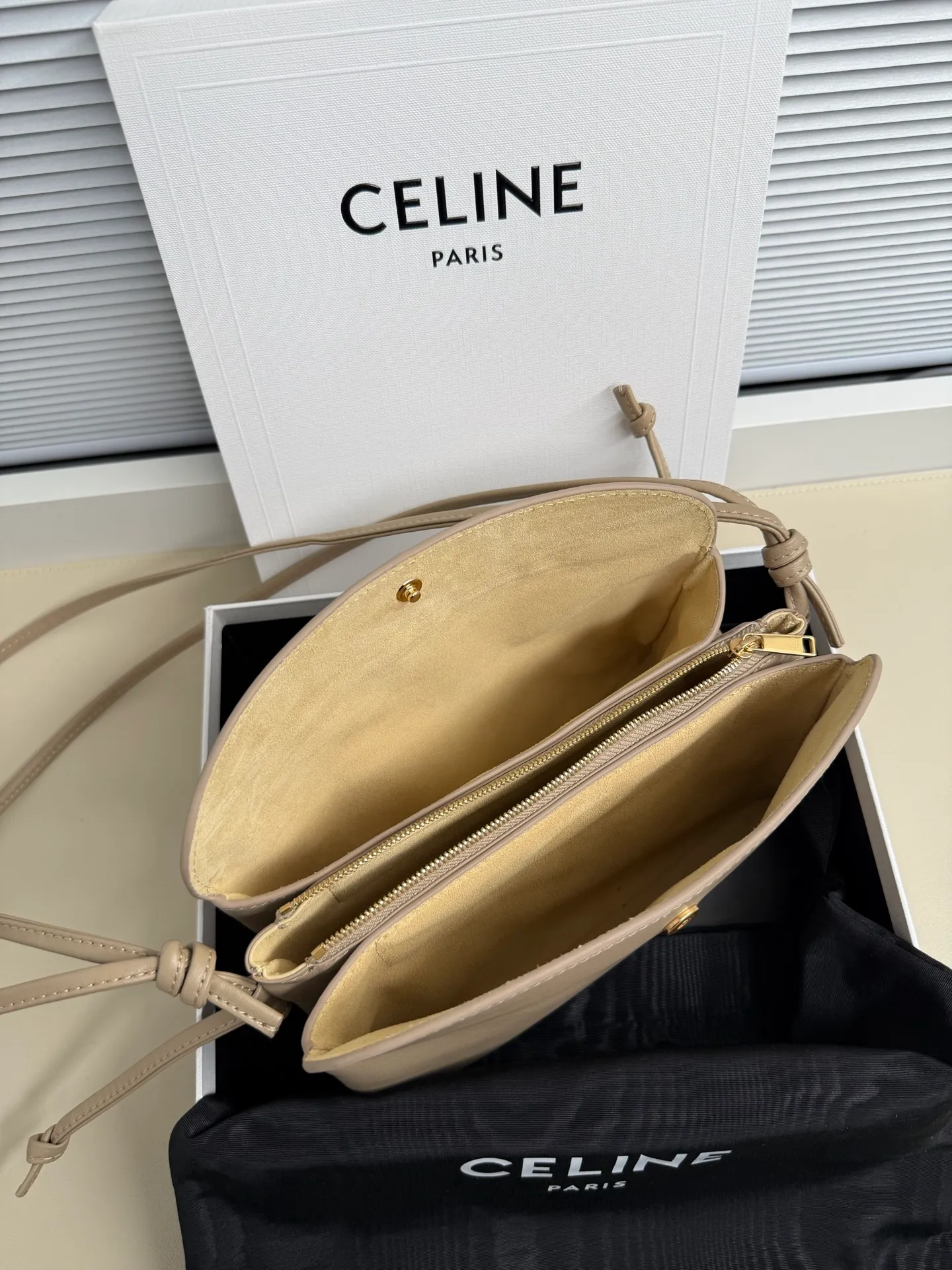 750. The new model retains the classic three-layer design while fully upgrading the details ~ 100% adaptability 💯 💡Three changes: . The front and back bags are changed to metal buckle design, which makes it more casual and sexy. The shoulder straps are knotted and the length can be adjusted as desired. The logo is moved to the bottom of the bag, which is refined and unobtrusive. Size: 22cm. 10p1724
