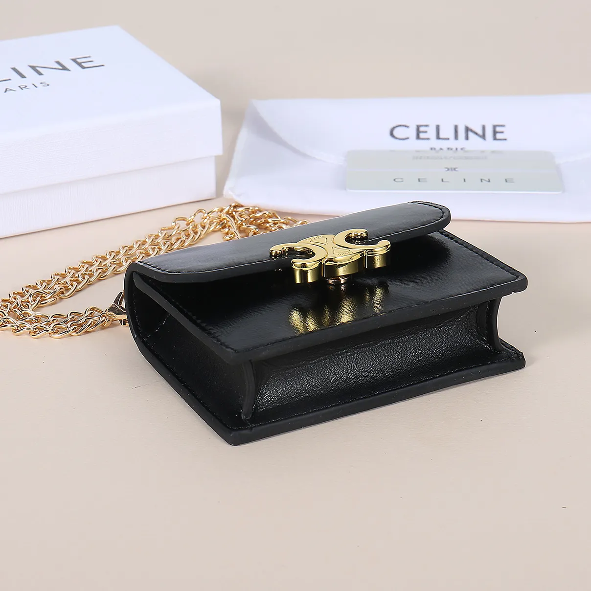 💰170, Celine's new chain TRIOMPHE business card bag, which can be worn cross-body, has a large cowhide surface with plain microfiber, gold-finished TRIOMPHE metal snap closure, 1 thickened main compartment, and 3 inner card slots. No.: 10N062 Size: 10.5x8.5x3 cm