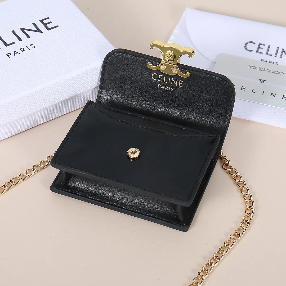 💰170, Celine's new chain TRIOMPHE business card bag, which can be worn cross-body, has a large cowhide surface with plain microfiber, gold-finished TRIOMPHE metal snap closure, 1 thickened main compartment, and 3 inner card slots. No.: 10N062 Size: 10.5x8.5x3 cm