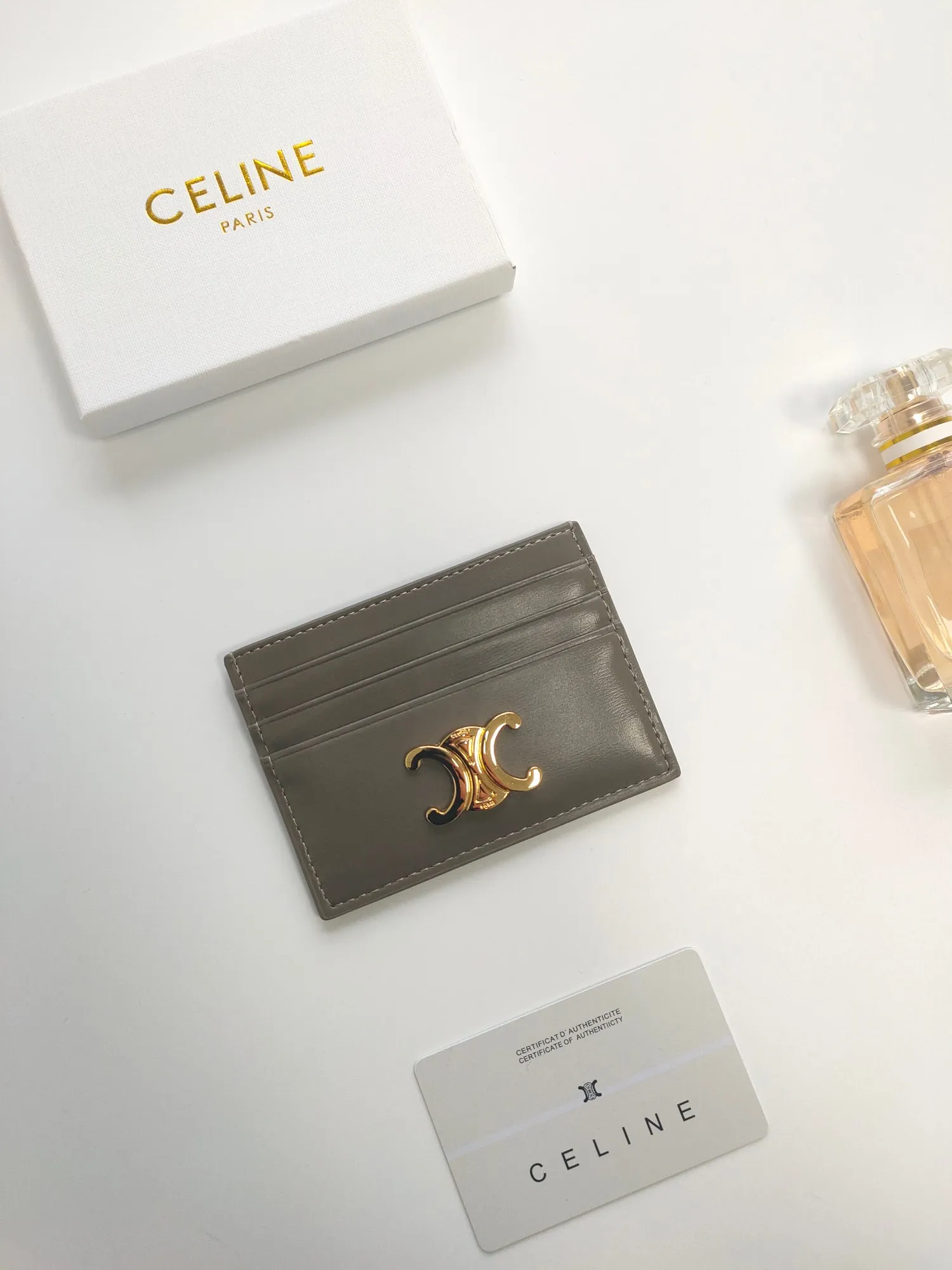 💰90💰CELINE's new embossed logo card holder, made of first-layer cowhide, two card slots + one middle pocket Style number: 10L833 Size: 10.5×7cm