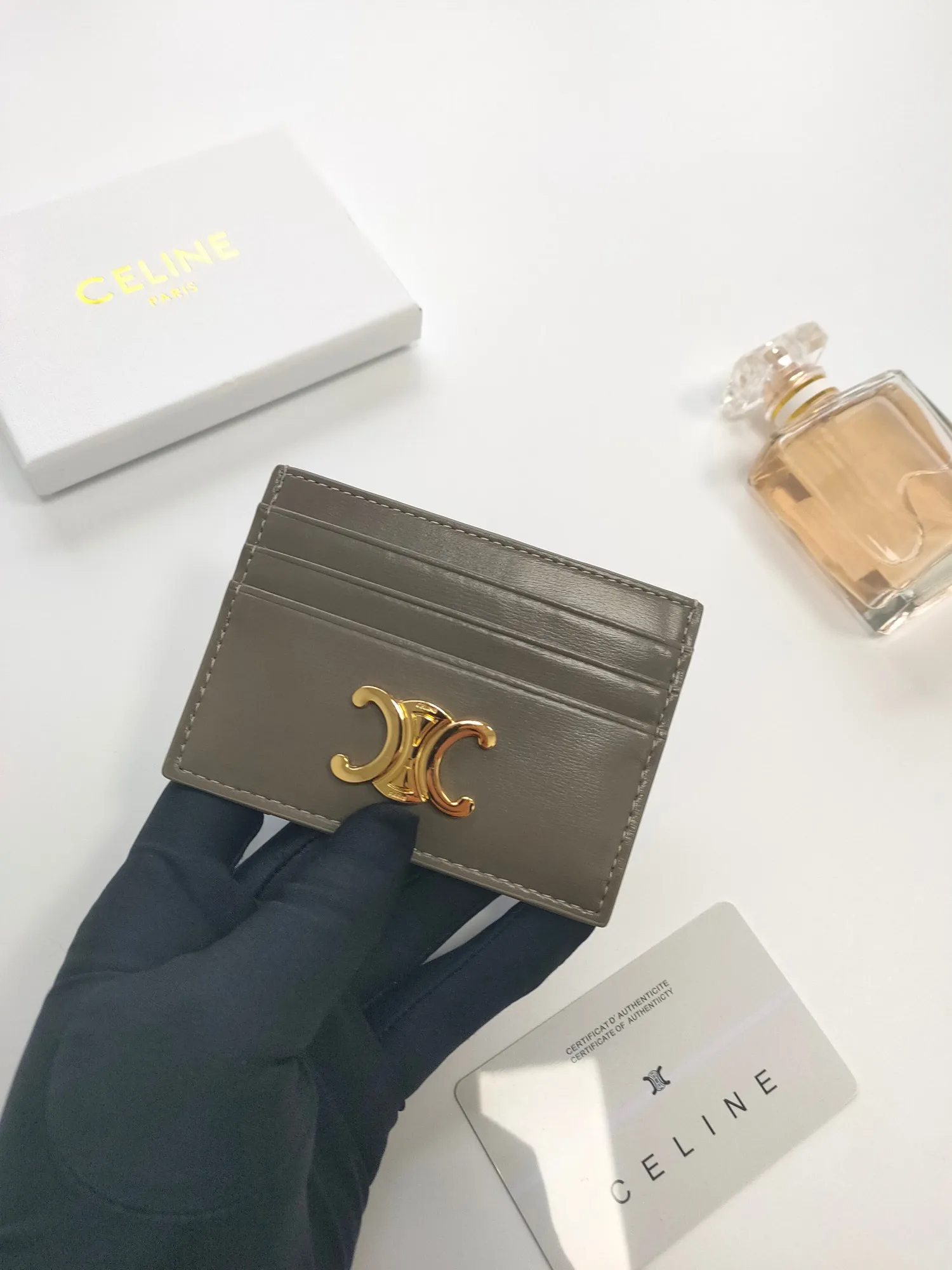 💰90💰CELINE's new embossed logo card holder, made of first-layer cowhide, two card slots + one middle pocket Style number: 10L833 Size: 10.5×7cm