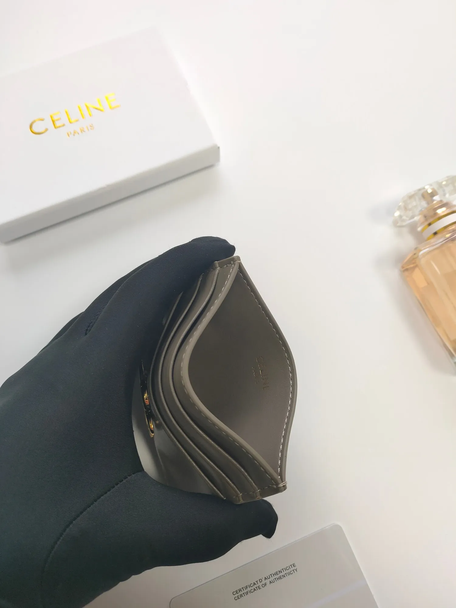 💰90💰CELINE's new embossed logo card holder, made of first-layer cowhide, two card slots + one middle pocket Style number: 10L833 Size: 10.5×7cm