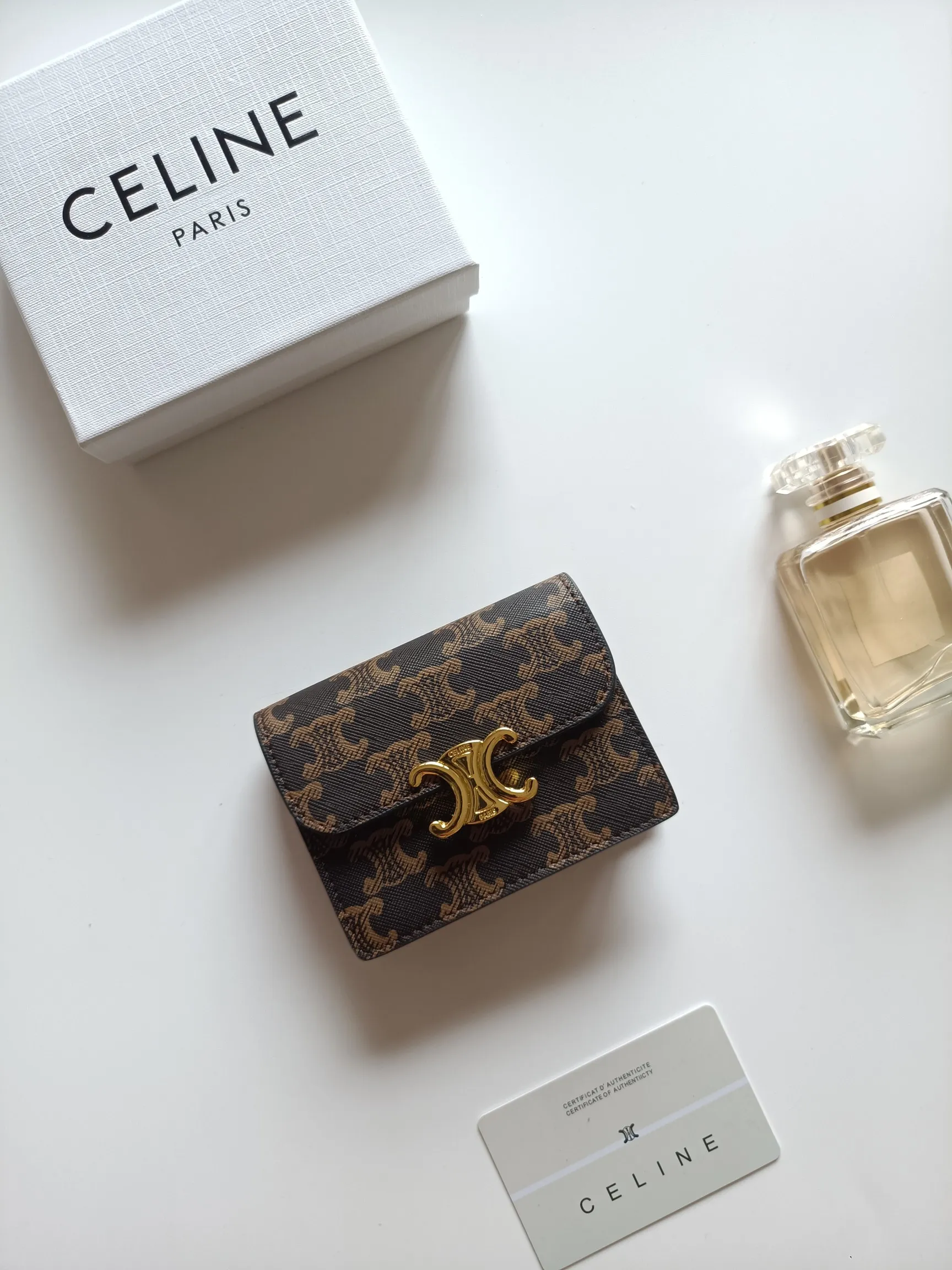 💰150 Celine's new card holder, TRIOMPHE business card holder, classic pattern large surface with plain microfiber interior, gold finish TRIOMPHE metal snap closure, 1 thickened main compartment, 3 inner card slots. No.: 10N063 Size: 10.5x8.5x3 cm