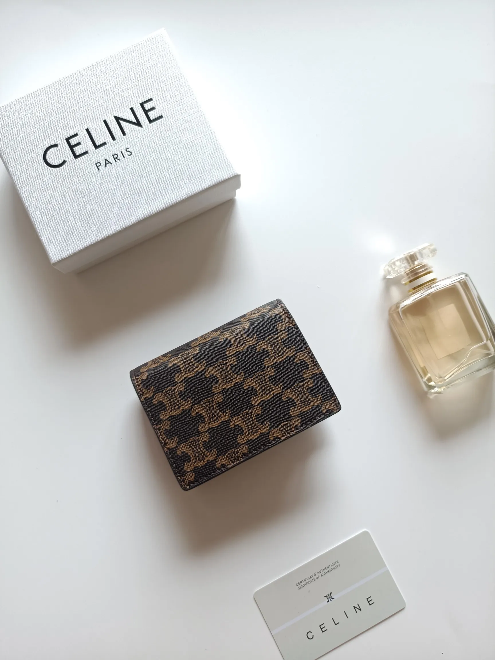 💰150 Celine's new card holder, TRIOMPHE business card holder, classic pattern large surface with plain microfiber interior, gold finish TRIOMPHE metal snap closure, 1 thickened main compartment, 3 inner card slots. No.: 10N063 Size: 10.5x8.5x3 cm