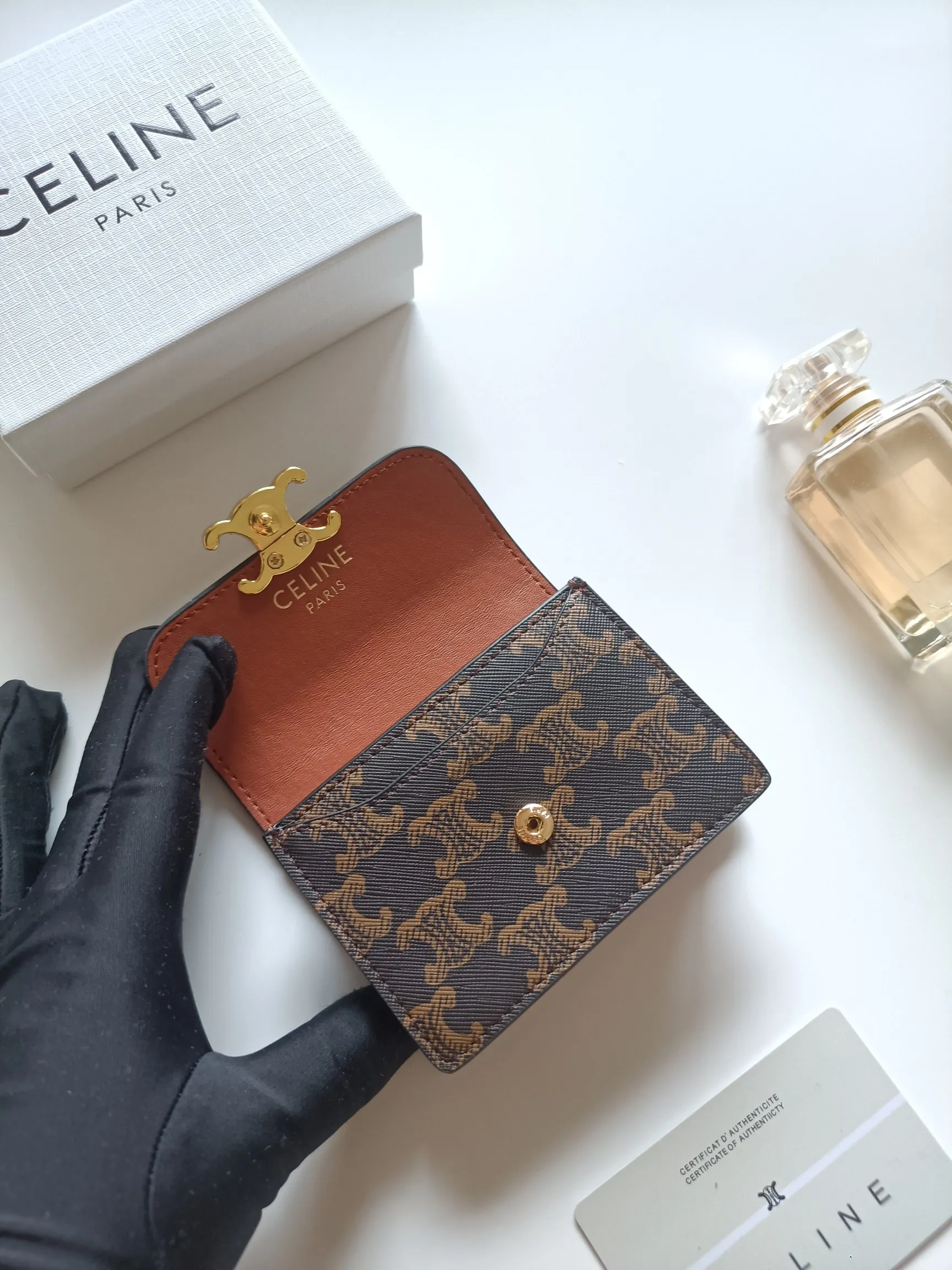 💰150 Celine's new card holder, TRIOMPHE business card holder, classic pattern large surface with plain microfiber interior, gold finish TRIOMPHE metal snap closure, 1 thickened main compartment, 3 inner card slots. No.: 10N063 Size: 10.5x8.5x3 cm