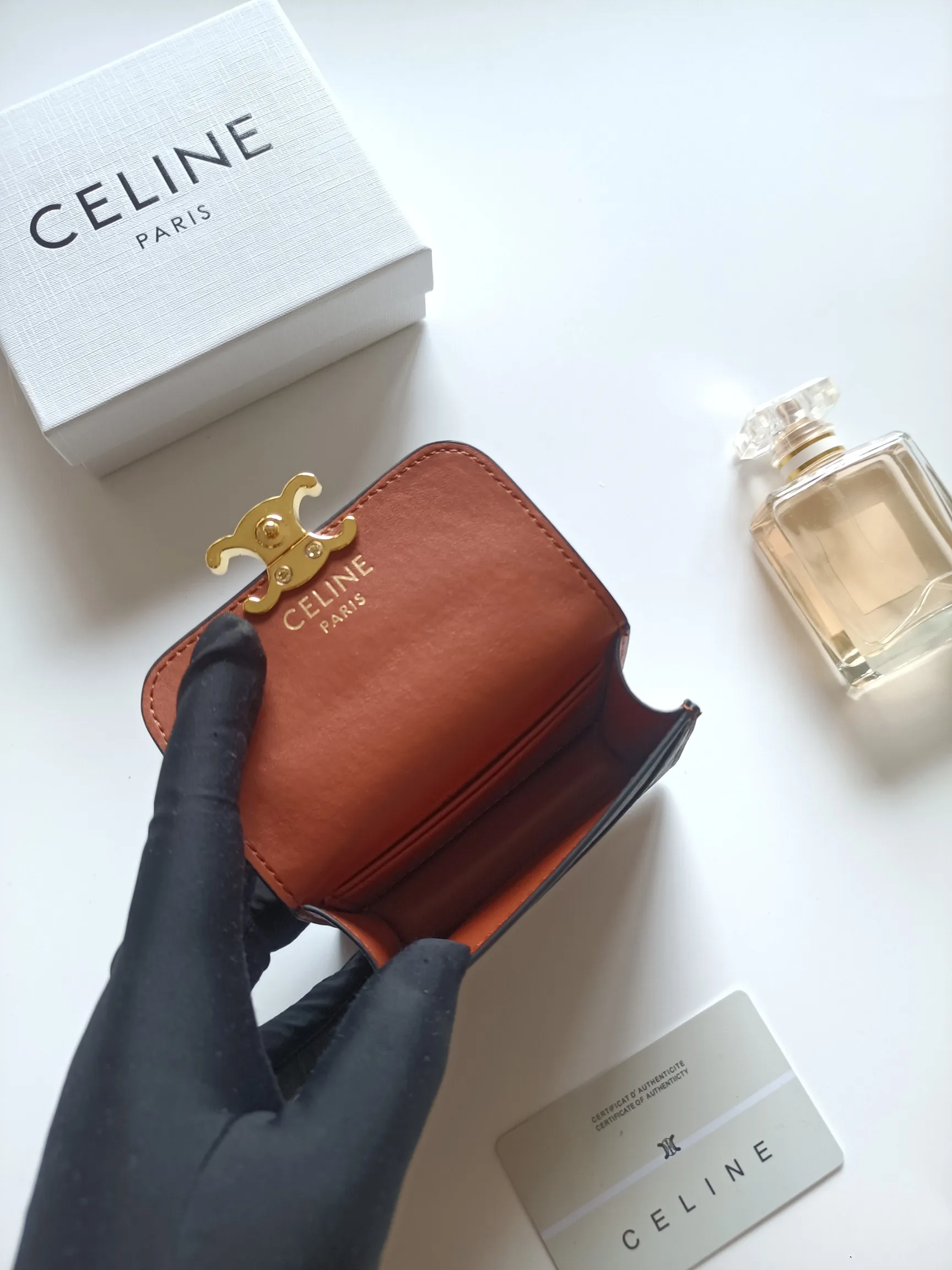 💰150 Celine's new card holder, TRIOMPHE business card holder, classic pattern large surface with plain microfiber interior, gold finish TRIOMPHE metal snap closure, 1 thickened main compartment, 3 inner card slots. No.: 10N063 Size: 10.5x8.5x3 cm