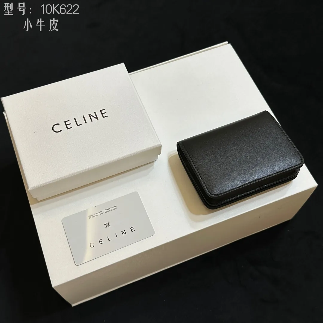 💰150 💎Top quality 💕 𝗖𝗘𝗟𝗜𝗡𝗘 | 𝗧𝗥𝗜𝗢𝗠𝗣𝗛𝗘 Arc de Triomphe short wallet 💕 Full calf leather inside and outside New product launched🅰️🅰️ Pure steel Arc de Triomphe snap-open short wallet Celine's new short Arc de Triomphe hardware buckle wallet. This design is super beautiful, simple and elegant, mini exquisite size, easy to take. It is not only a wallet, but also a piece of art that can be carried with you. The bold and classic Arc de Triomphe gold buckle not only leads the retro trend, but also reveals a sense of impeccable sophistication. This unique design greatly enhances the high taste of the bag holder! Inside: 1 zipper coin bag 1 banknote bag 1 flat pocket 5 card slots Style number: 10K622 Size: 11x3x9 ​​(with original box)