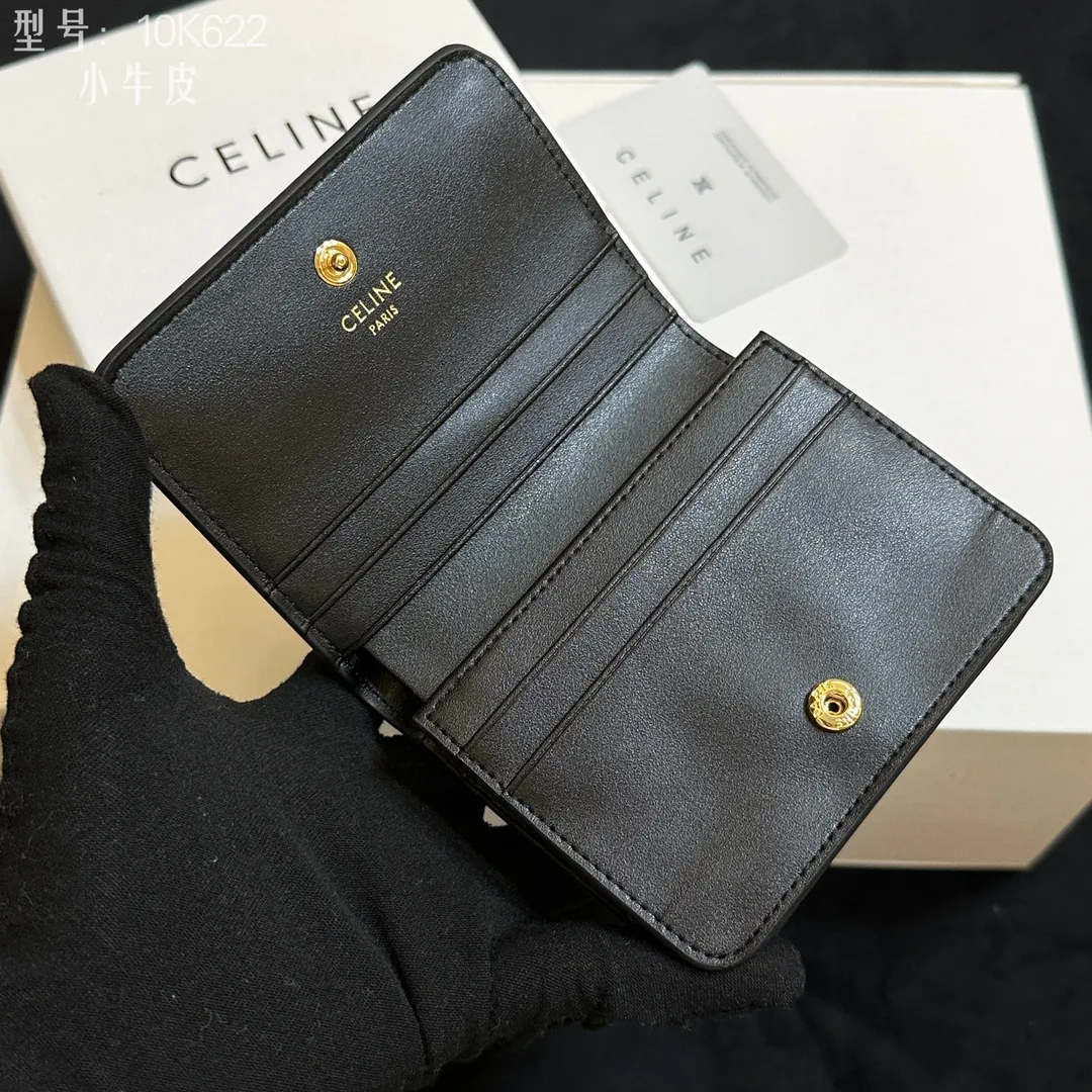 💰150 💎Top quality 💕 𝗖𝗘𝗟𝗜𝗡𝗘 | 𝗧𝗥𝗜𝗢𝗠𝗣𝗛𝗘 Arc de Triomphe short wallet 💕 Full calf leather inside and outside New product launched🅰️🅰️ Pure steel Arc de Triomphe snap-open short wallet Celine's new short Arc de Triomphe hardware buckle wallet. This design is super beautiful, simple and elegant, mini exquisite size, easy to take. It is not only a wallet, but also a piece of art that can be carried with you. The bold and classic Arc de Triomphe gold buckle not only leads the retro trend, but also reveals a sense of impeccable sophistication. This unique design greatly enhances the high taste of the bag holder! Inside: 1 zipper coin bag 1 banknote bag 1 flat pocket 5 card slots Style number: 10K622 Size: 11x3x9 ​​(with original box)