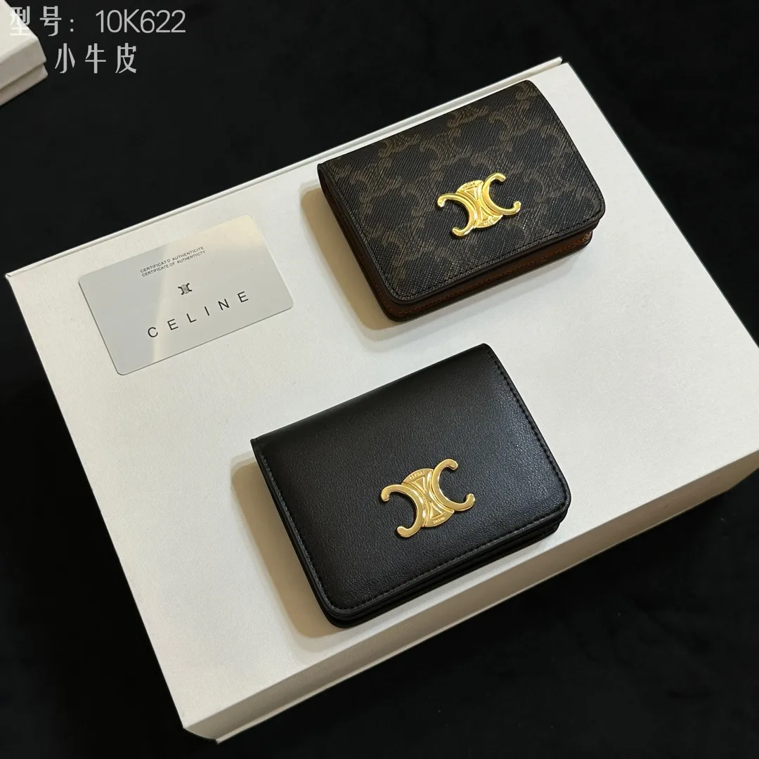 💰150 💎Top quality 💕 𝗖𝗘𝗟𝗜𝗡𝗘 | 𝗧𝗥𝗜𝗢𝗠𝗣𝗛𝗘 Arc de Triomphe short wallet 💕 Full calf leather inside and outside New product launched🅰️🅰️ Pure steel Arc de Triomphe snap-open short wallet Celine's new short Arc de Triomphe hardware buckle wallet. This design is super beautiful, simple and elegant, mini exquisite size, easy to take. It is not only a wallet, but also a piece of art that can be carried with you. The bold and classic Arc de Triomphe gold buckle not only leads the retro trend, but also reveals a sense of impeccable sophistication. This unique design greatly enhances the high taste of the bag holder! Inside: 1 zipper coin bag 1 banknote bag 1 flat pocket 5 card slots Style number: 10K622 Size: 11x3x9 ​​(with original box)