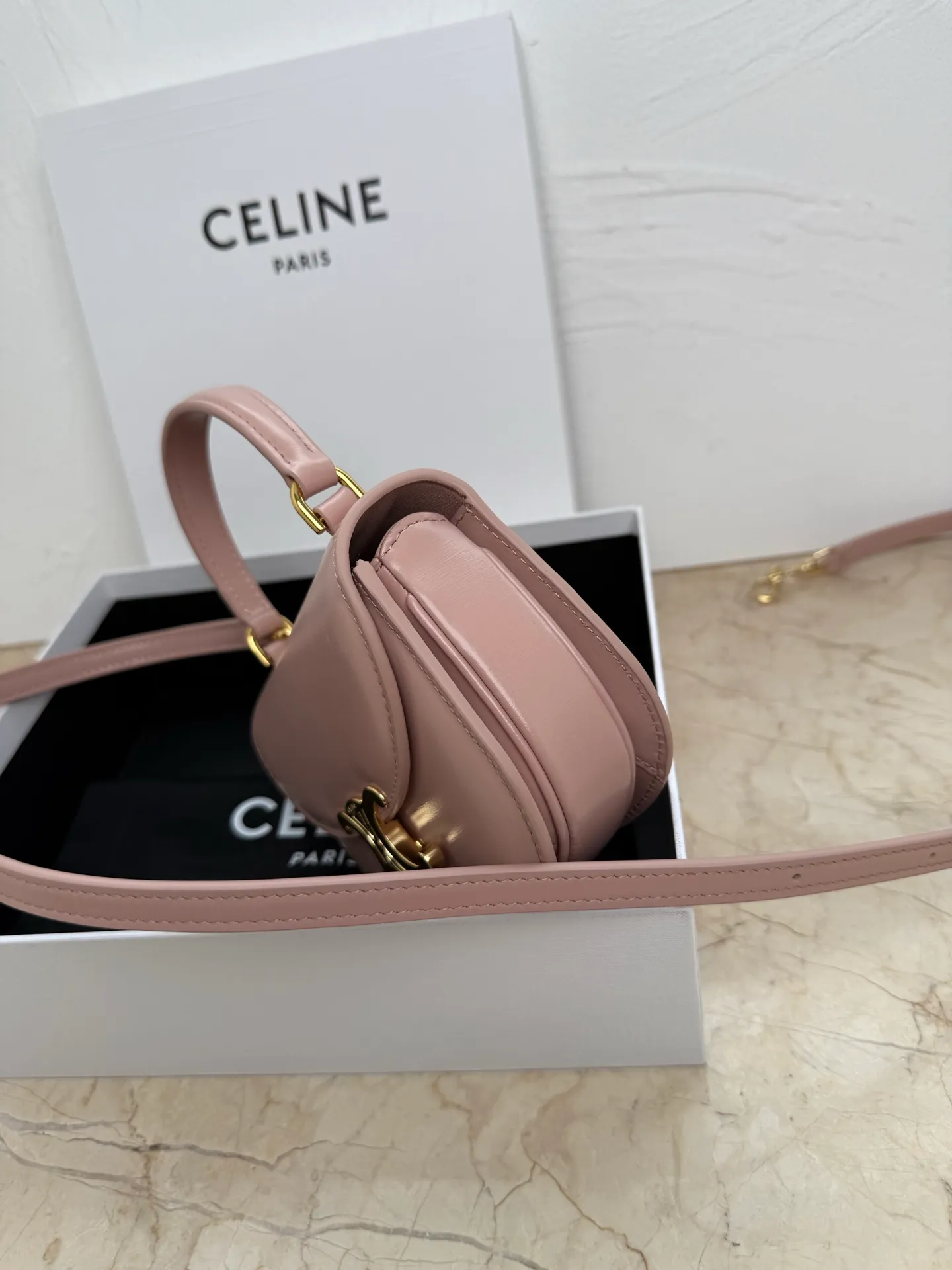 p1500 CELINE-23 new product for early spring Mini Besace smooth cow leather Arc de Triomphe bag LISA same style 🎁 Arc de Triomphe white ⚪️ mini saddle bag Gentle white leather with classic Arc de Triomphe lock ◽️ Retro and exquisite, fashionable and versatile ◽️ Breaking the square design, the arc bottom and flip cover make it more youthful, playful and cute. You will fall in love with it at first glance ~ ◽️Multiple carrying methods ~ one-shoulder and cross-body carry ~ can be folded 📱 ◽️Calfskin + sheepskin lining + all-steel Arc de Triomphe metal buckle Size: 15.5X11.5X5CM Model: 110412
