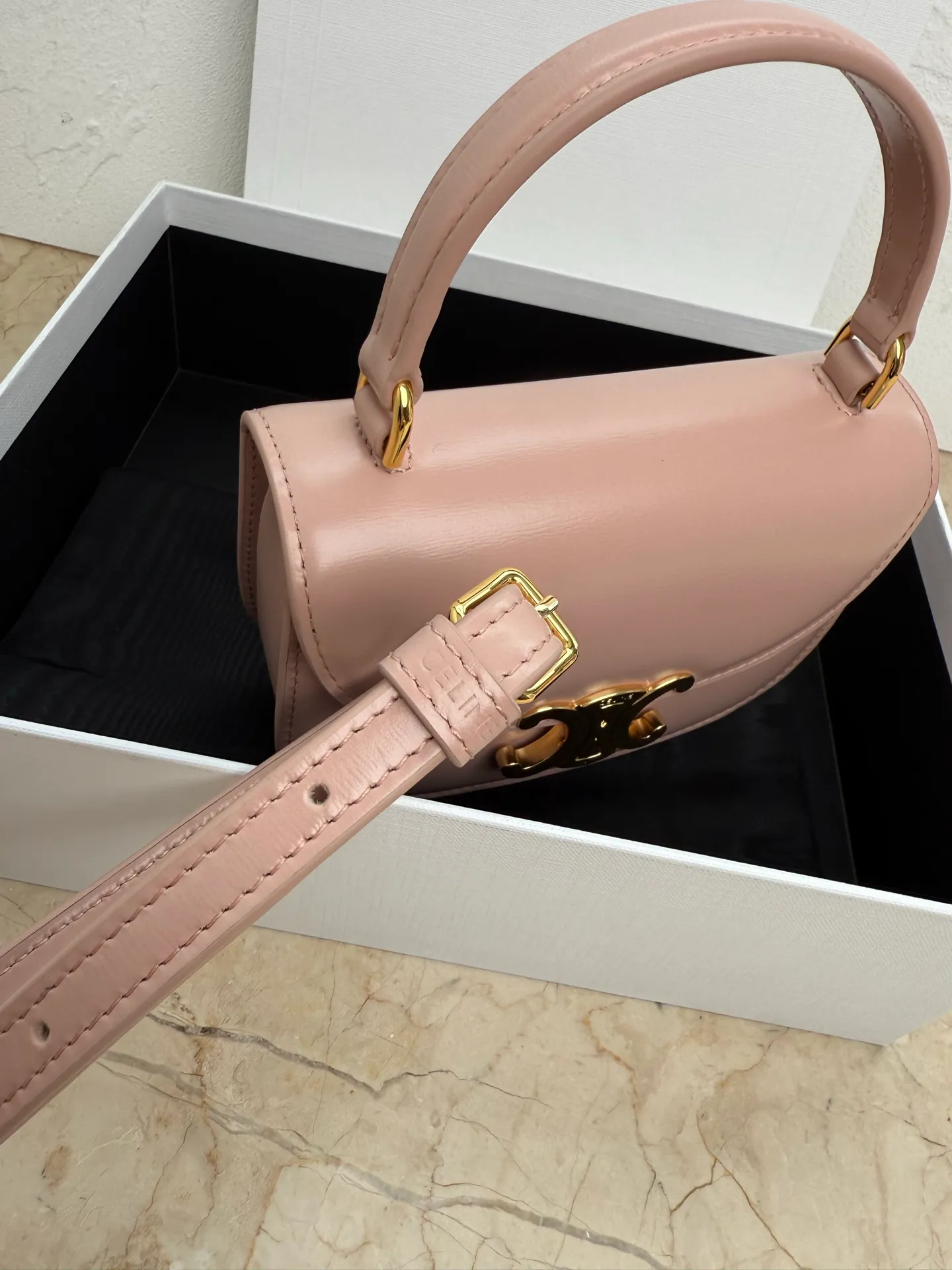 p1500 CELINE-23 new product for early spring Mini Besace smooth cow leather Arc de Triomphe bag LISA same style 🎁 Arc de Triomphe white ⚪️ mini saddle bag Gentle white leather with classic Arc de Triomphe lock ◽️ Retro and exquisite, fashionable and versatile ◽️ Breaking the square design, the arc bottom and flip cover make it more youthful, playful and cute. You will fall in love with it at first glance ~ ◽️Multiple carrying methods ~ one-shoulder and cross-body carry ~ can be folded 📱 ◽️Calfskin + sheepskin lining + all-steel Arc de Triomphe metal buckle Size: 15.5X11.5X5CM Model: 110412