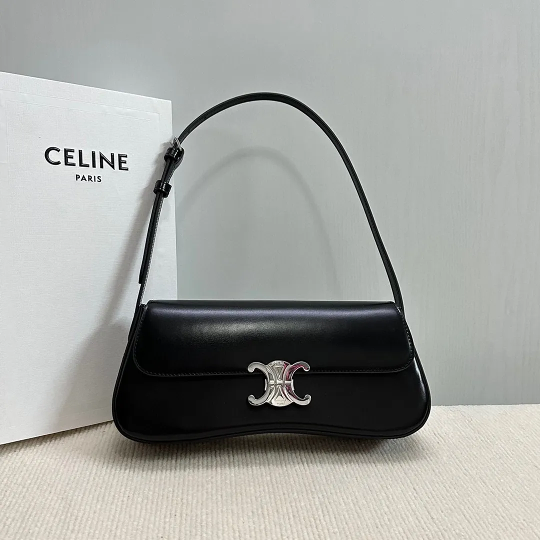 New products in stock🅰️🅰️LOLA handbags👜 2024 CE NEW LOLA medium glossy cow leather handbag. Unique finishing to achieve a balance between luster and transparency. Simple and beautiful, it continues the slender baguette silhouette of the Triomphe shoulder bag. The highlight is that the bottom of the bag is designed into a romantic arc line, adding a touch of pretty temperament. The central metal Triumph bag buckle is quite recognizable. The long baguette bag has a large interior capacity and a strong sense of style ~ cow leather, sheep leather lining, shoulder strap, all-steel metal lock, 🉑️adjustable shoulder strap. Style number: 115533 Color: black/antique silver (with original packaging) Size: 28x12x5