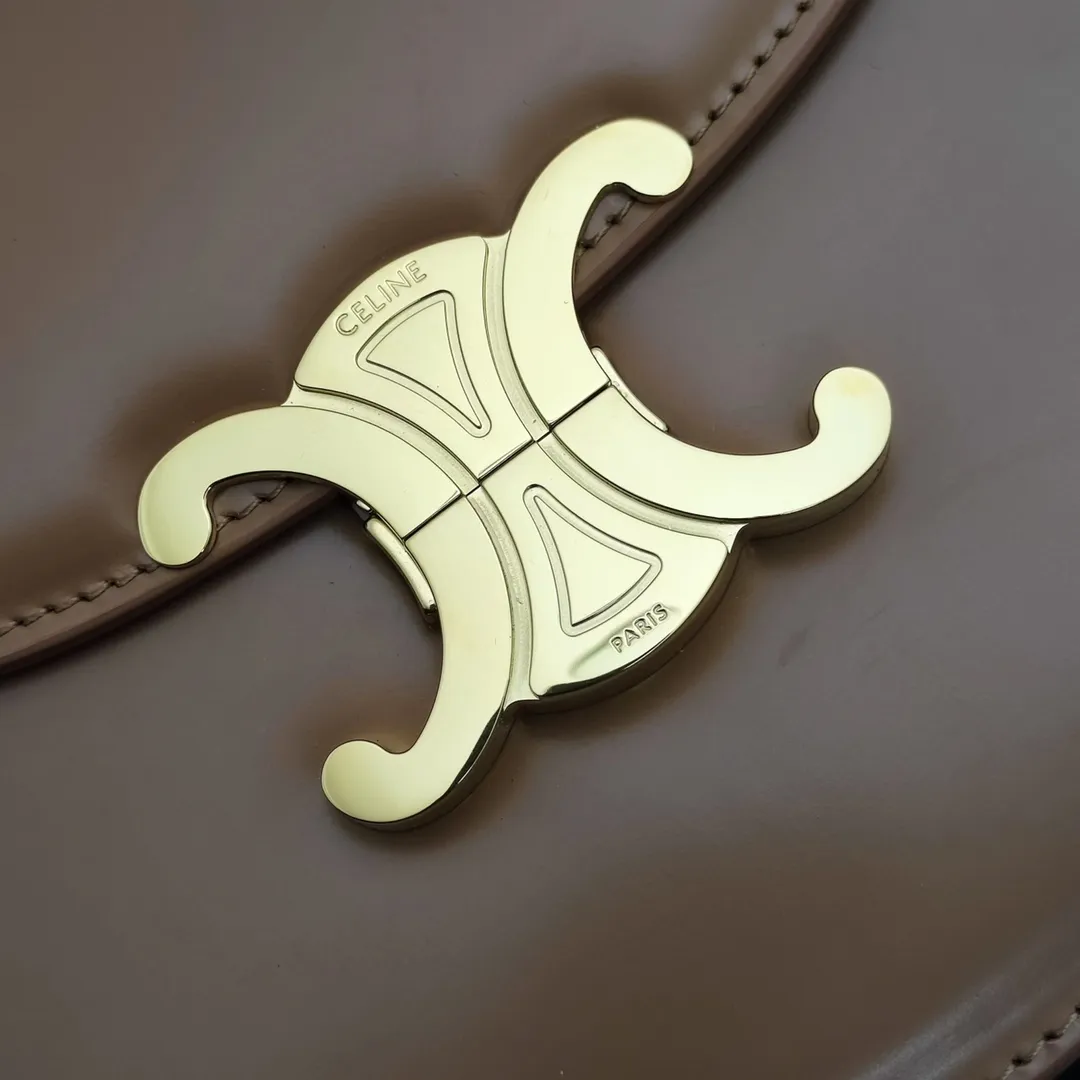 The new TEEN BESACE TRIOMPHE metal lock depicts the iconic style. Glossy cow leather handbag. The bag is made of cow leather. Sheep leather lining. Suitable for crossbody and shoulder carry. Metal TRIOMPHE logo closure. 3 inner compartments. Internal zipper pocket and flat pocket. Model: 110413. Size: 18.5*16*6🌺🌺🌺