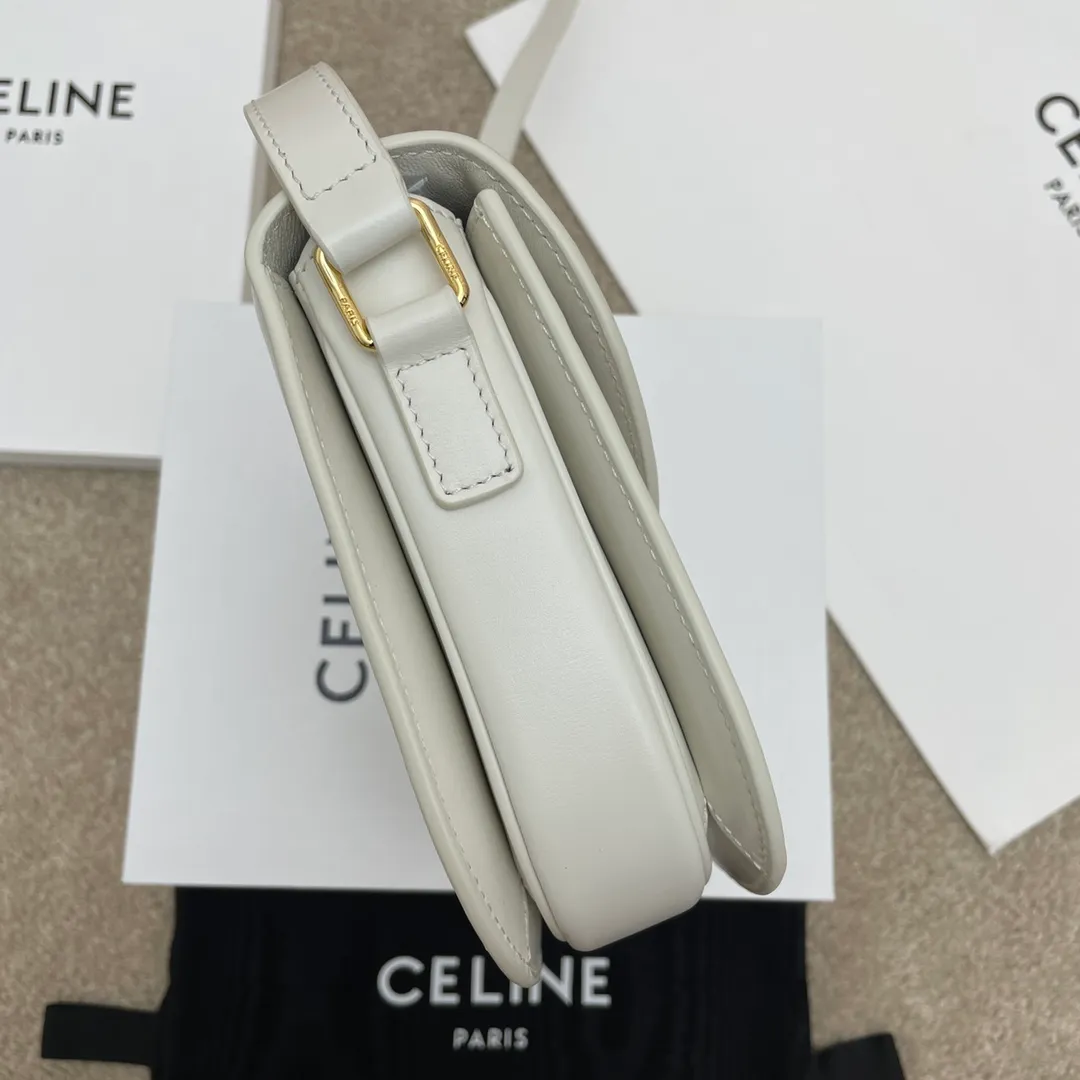 The new TEEN BESACE TRIOMPHE metal lock depicts the iconic style. Glossy cow leather handbag. The bag is made of cow leather. Sheep leather lining. Suitable for crossbody and shoulder carry. Metal TRIOMPHE logo closure. 3 inner compartments. Internal zipper pocket and flat pocket. Model: 110413. Size: 18.5*16*6🌺🌺🌺
