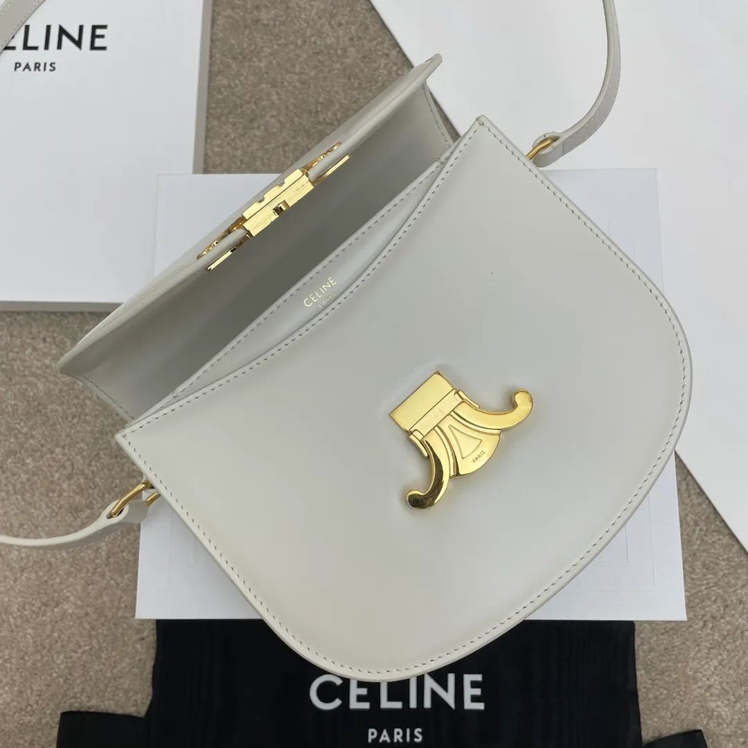 The new TEEN BESACE TRIOMPHE metal lock depicts the iconic style. Glossy cow leather handbag. The bag is made of cow leather. Sheep leather lining. Suitable for crossbody and shoulder carry. Metal TRIOMPHE logo closure. 3 inner compartments. Internal zipper pocket and flat pocket. Model: 110413. Size: 18.5*16*6🌺🌺🌺