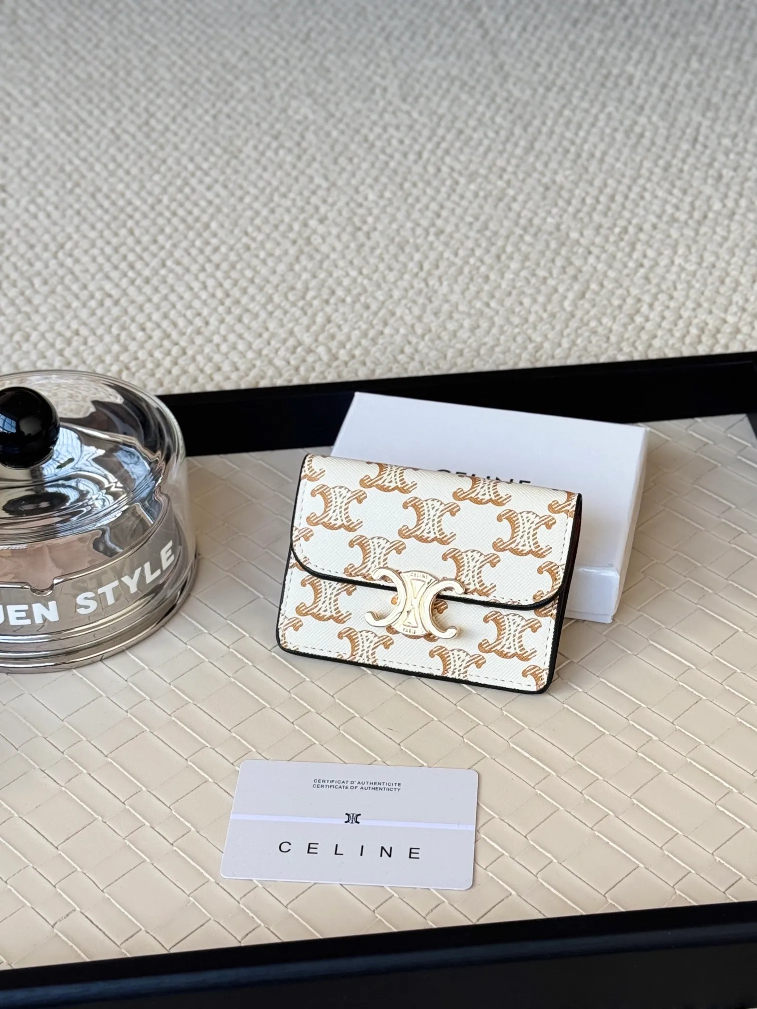 💰130 Celine's new card holder is online, ce's new classic card holder, with cow leather interior and triomphe snap closure, with 4 card slots inside and 1 outside card slot. It is easy to carry when going out, looks and wear-resistant, and is super light weight! Style number: 10L583 Size: 10.5x7x1cm