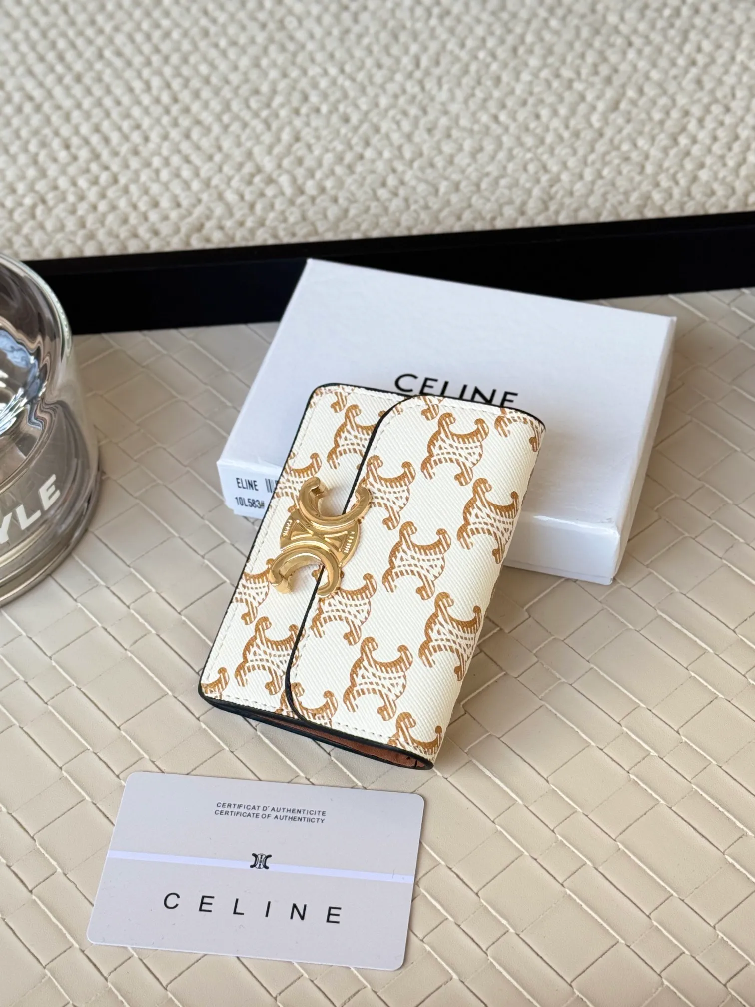 💰130 Celine's new card holder is online, ce's new classic card holder, with cow leather interior and triomphe snap closure, with 4 card slots inside and 1 outside card slot. It is easy to carry when going out, looks and wear-resistant, and is super light weight! Style number: 10L583 Size: 10.5x7x1cm