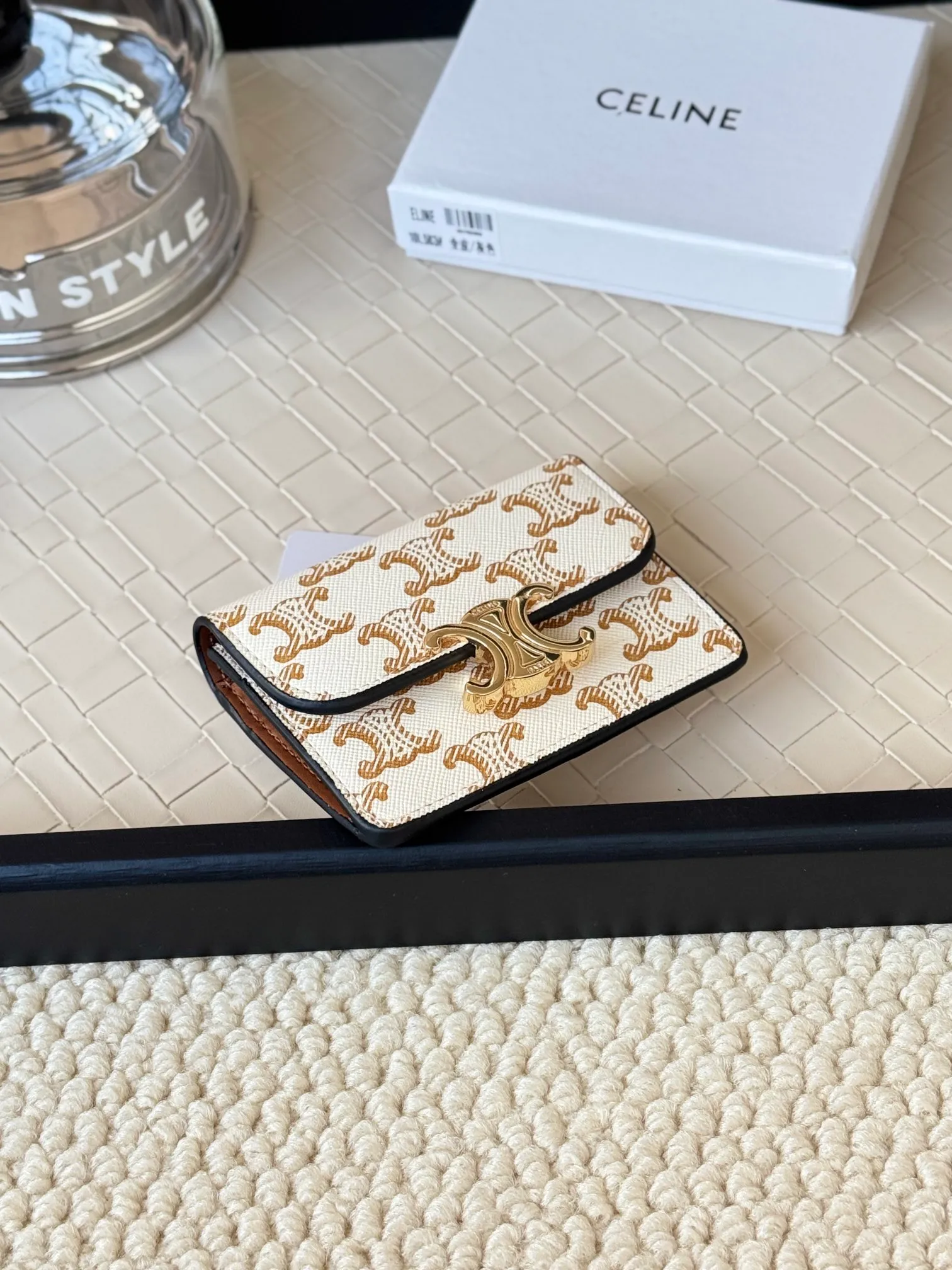 💰130 Celine's new card holder is online, ce's new classic card holder, with cow leather interior and triomphe snap closure, with 4 card slots inside and 1 outside card slot. It is easy to carry when going out, looks and wear-resistant, and is super light weight! Style number: 10L583 Size: 10.5x7x1cm