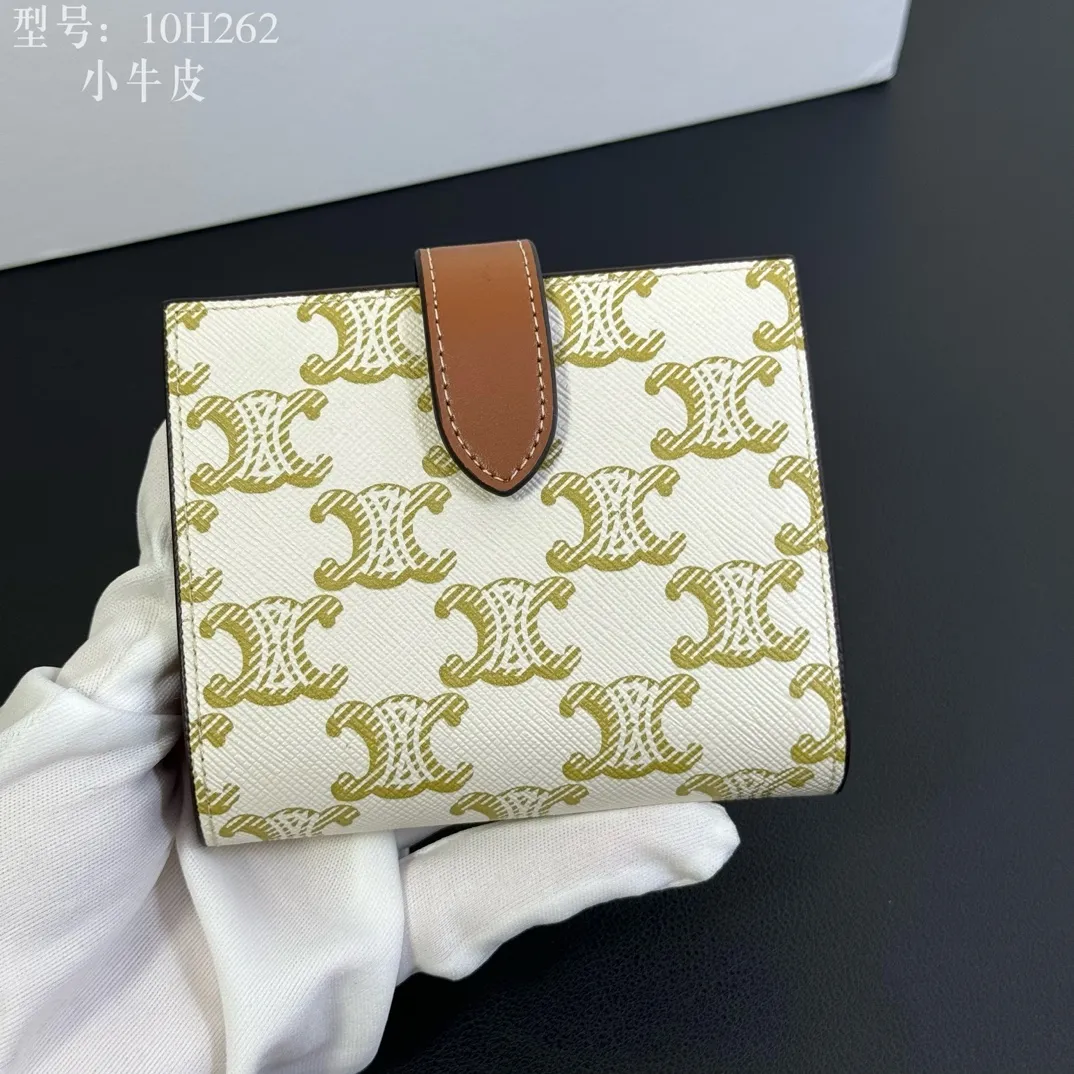 💰160 💎Top quality💖 With cowhide leather 𝗖𝗘𝗟𝗜𝗡𝗘 Arc de Triomphe ce Peugeot printed sheepskin strap wallet. TRIOMPHE artificial leather, sheepskin binding Cow leather lining Snap drawstring closure Inside 7 credit card slots 1 large banknote pocket 1 zipper pocket 1 gusset pocket 1 flat pocket, ultra-light weight, simple and wear-resistant. Style number: 10H262 material/white Size: 10.5×9x2cm (with original box)