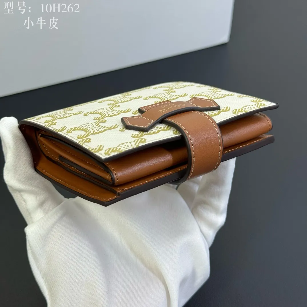 💰160 💎Top quality💖 With cowhide leather 𝗖𝗘𝗟𝗜𝗡𝗘 Arc de Triomphe ce Peugeot printed sheepskin strap wallet. TRIOMPHE artificial leather, sheepskin binding Cow leather lining Snap drawstring closure Inside 7 credit card slots 1 large banknote pocket 1 zipper pocket 1 gusset pocket 1 flat pocket, ultra-light weight, simple and wear-resistant. Style number: 10H262 material/white Size: 10.5×9x2cm (with original box)