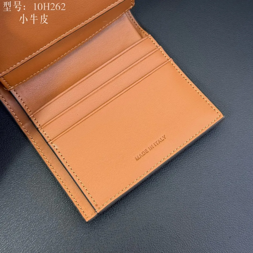 💰160 💎Top quality💖 With cowhide leather 𝗖𝗘𝗟𝗜𝗡𝗘 Arc de Triomphe ce Peugeot printed sheepskin strap wallet. TRIOMPHE artificial leather, sheepskin binding Cow leather lining Snap drawstring closure Inside 7 credit card slots 1 large banknote pocket 1 zipper pocket 1 gusset pocket 1 flat pocket, ultra-light weight, simple and wear-resistant. Style number: 10H262 material/white Size: 10.5×9x2cm (with original box)