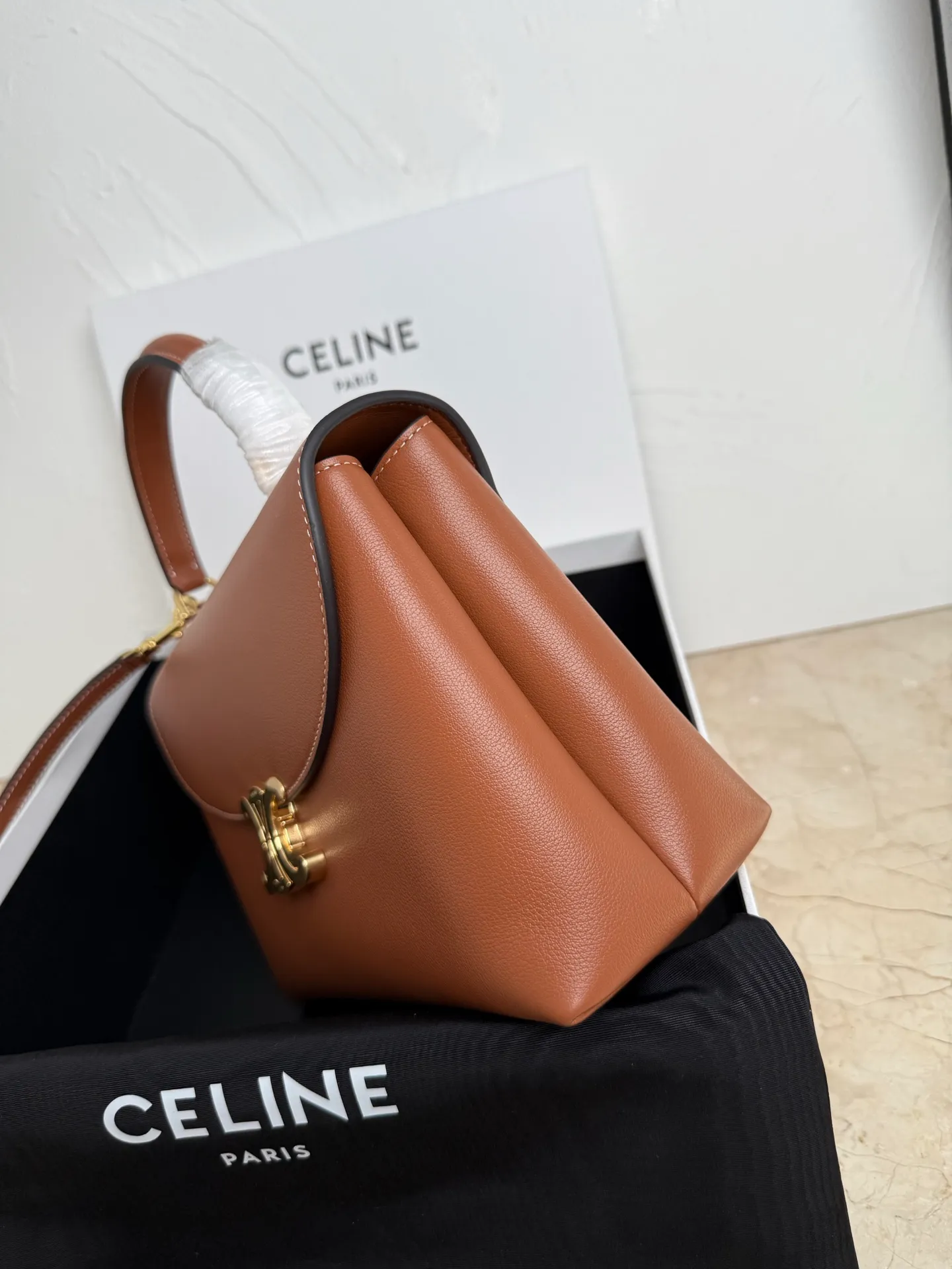 p1760 New product launched 🅰️🅰️CE Arc de Triomphe kelly handbag 👜 New Arc de Triomphe storage bag full of high-end feel! The simple and exquisite silhouette presents a capable style and pure aesthetics. Whether it is calm black, low-key brown or soft pink, it all exudes an unparalleled sense of luxury❤️ The lines of kelly's classic shape are simple and elegant, without unnecessary decoration, showing the aesthetic charm🫶🏻 Style number: 188836 Color: earthy yellow Size: 25.5x18.5x10