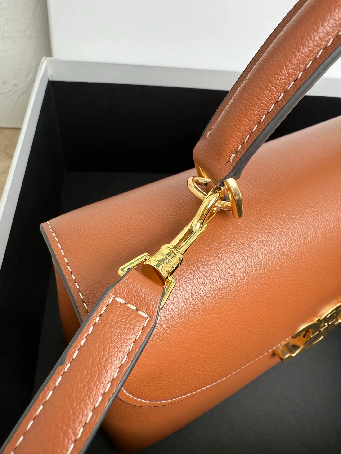p1760 New product launched 🅰️🅰️CE Arc de Triomphe kelly handbag 👜 New Arc de Triomphe storage bag full of high-end feel! The simple and exquisite silhouette presents a capable style and pure aesthetics. Whether it is calm black, low-key brown or soft pink, it all exudes an unparalleled sense of luxury❤️ The lines of kelly's classic shape are simple and elegant, without unnecessary decoration, showing the aesthetic charm🫶🏻 Style number: 188836 Color: earthy yellow Size: 25.5x18.5x10