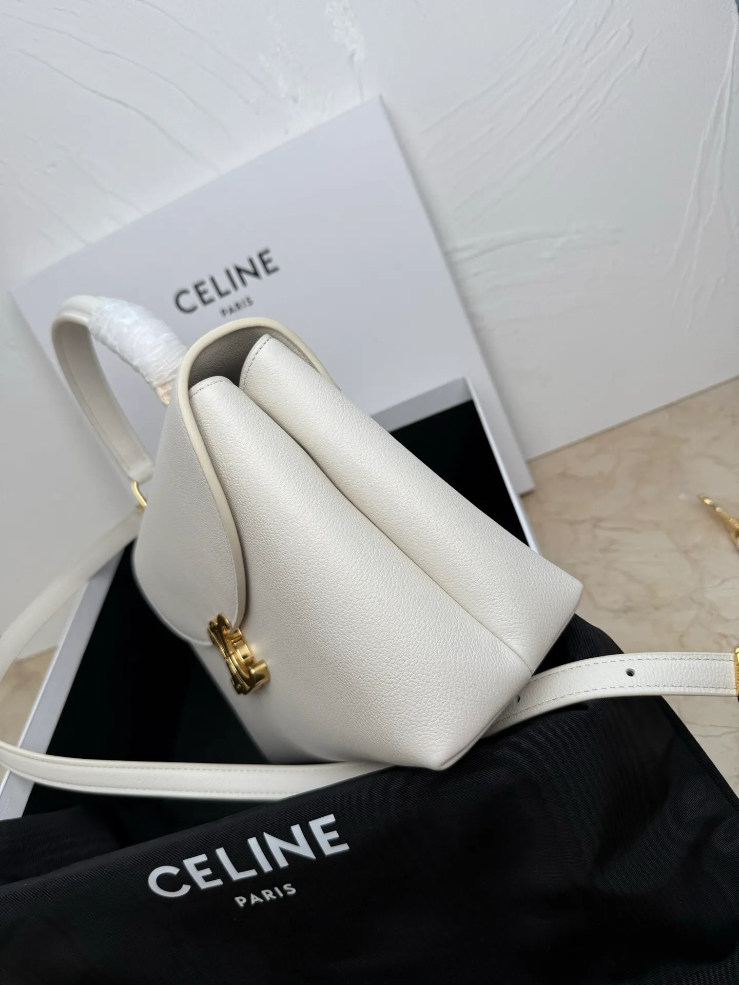 p1760 New products are online 🅰️🅰️CE Arc de Triomphe kelly handbag 👜 The new Arc de Triomphe storage bag is full of high-end feeling! The simple and exquisite silhouette presents a capable style and pure aesthetics. Whether it is calm black, low-key brown or soft pink, it exudes an unparalleled sense of luxury❤️ The lines of kelly's classic shape are simple and elegant, without unnecessary decoration, showing the aesthetic charm🫶🏻 Style number: 188836 Color: black Size: 25.5x18.5x10