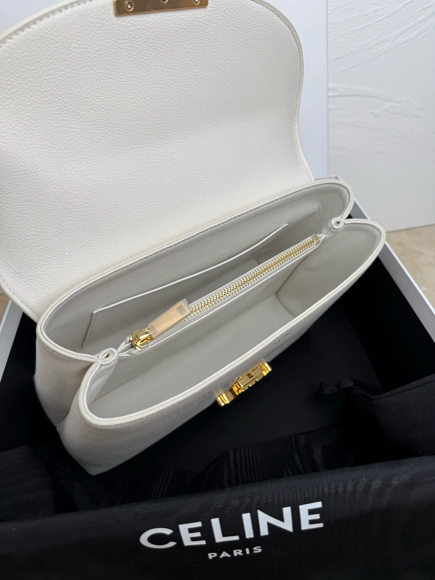 p1760 New products are online 🅰️🅰️CE Arc de Triomphe kelly handbag 👜 The new Arc de Triomphe storage bag is full of high-end feeling! The simple and exquisite silhouette presents a capable style and pure aesthetics. Whether it is calm black, low-key brown or soft pink, it exudes an unparalleled sense of luxury❤️ The lines of kelly's classic shape are simple and elegant, without unnecessary decoration, showing the aesthetic charm🫶🏻 Style number: 188836 Color: black Size: 25.5x18.5x10