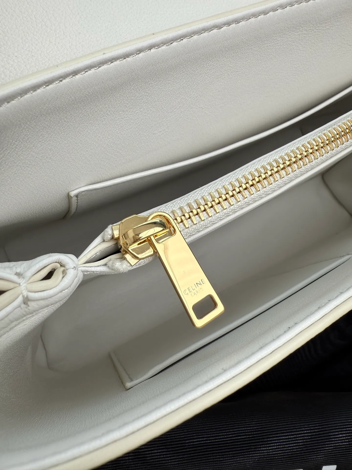 p1760 New products are online 🅰️🅰️CE Arc de Triomphe kelly handbag 👜 The new Arc de Triomphe storage bag is full of high-end feeling! The simple and exquisite silhouette presents a capable style and pure aesthetics. Whether it is calm black, low-key brown or soft pink, it exudes an unparalleled sense of luxury❤️ The lines of kelly's classic shape are simple and elegant, without unnecessary decoration, showing the aesthetic charm🫶🏻 Style number: 188836 Color: black Size: 25.5x18.5x10