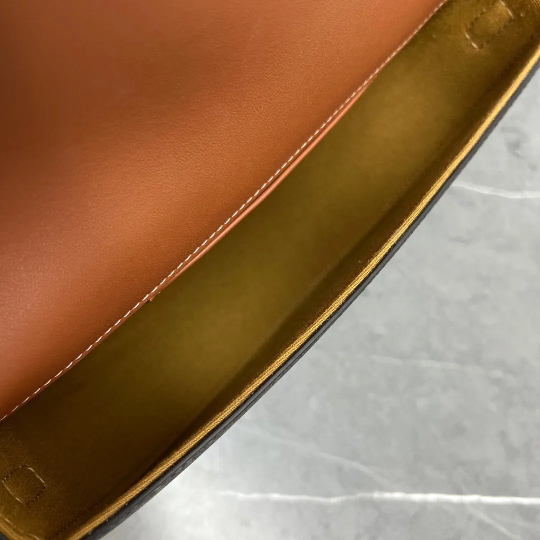 New product online 🅰️🅰️ Celine 2022 winter show model Basace Arc de Triomphe ~ Moon bag, half-moon body ➕ Snap-embossed Arc de Triomphe Logo leather buckle, very design, literary and artistic, also very light and cute, long shoulder strap, comfortable crossbody‼ ️ Style: Gentle and cute, retro literature and art, suitable for fashionistas 🉑️ Capacity: enough for daily outings 👌 Style number: 111233 Size: 23～13.5～6 Material brown